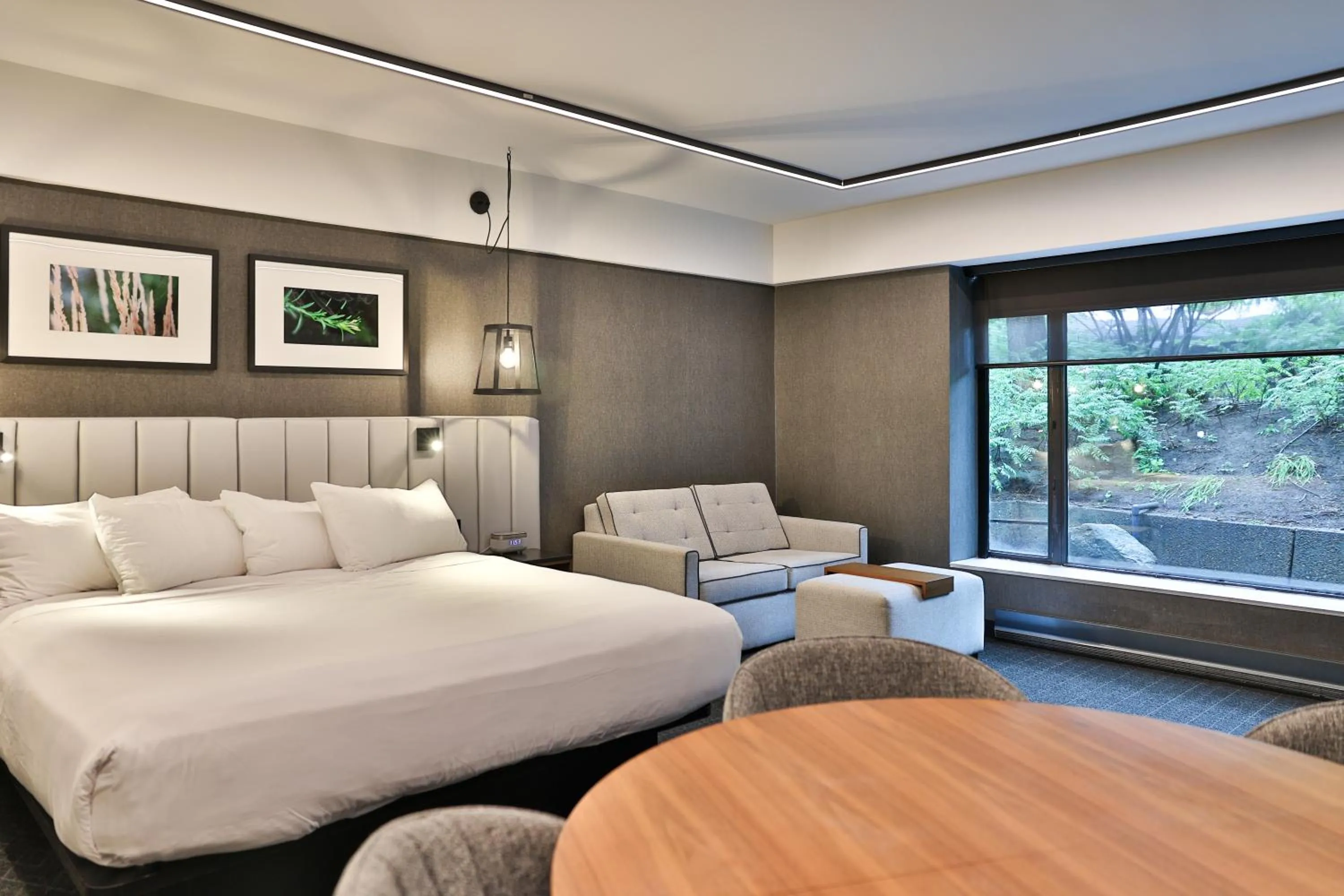 Photo of the whole room, Bed in Hotel Bonaventure Montreal