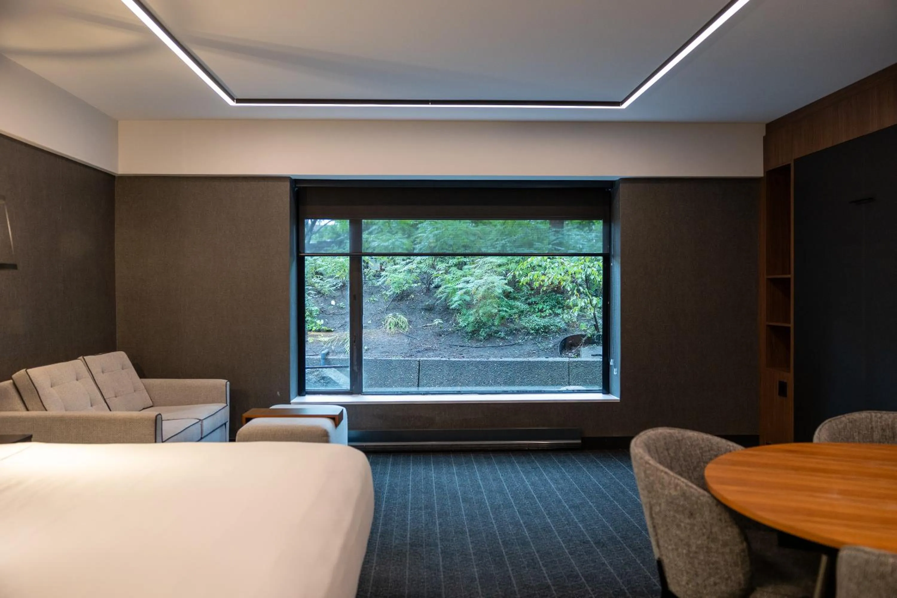 Photo of the whole room, Bed in Hotel Bonaventure Montreal