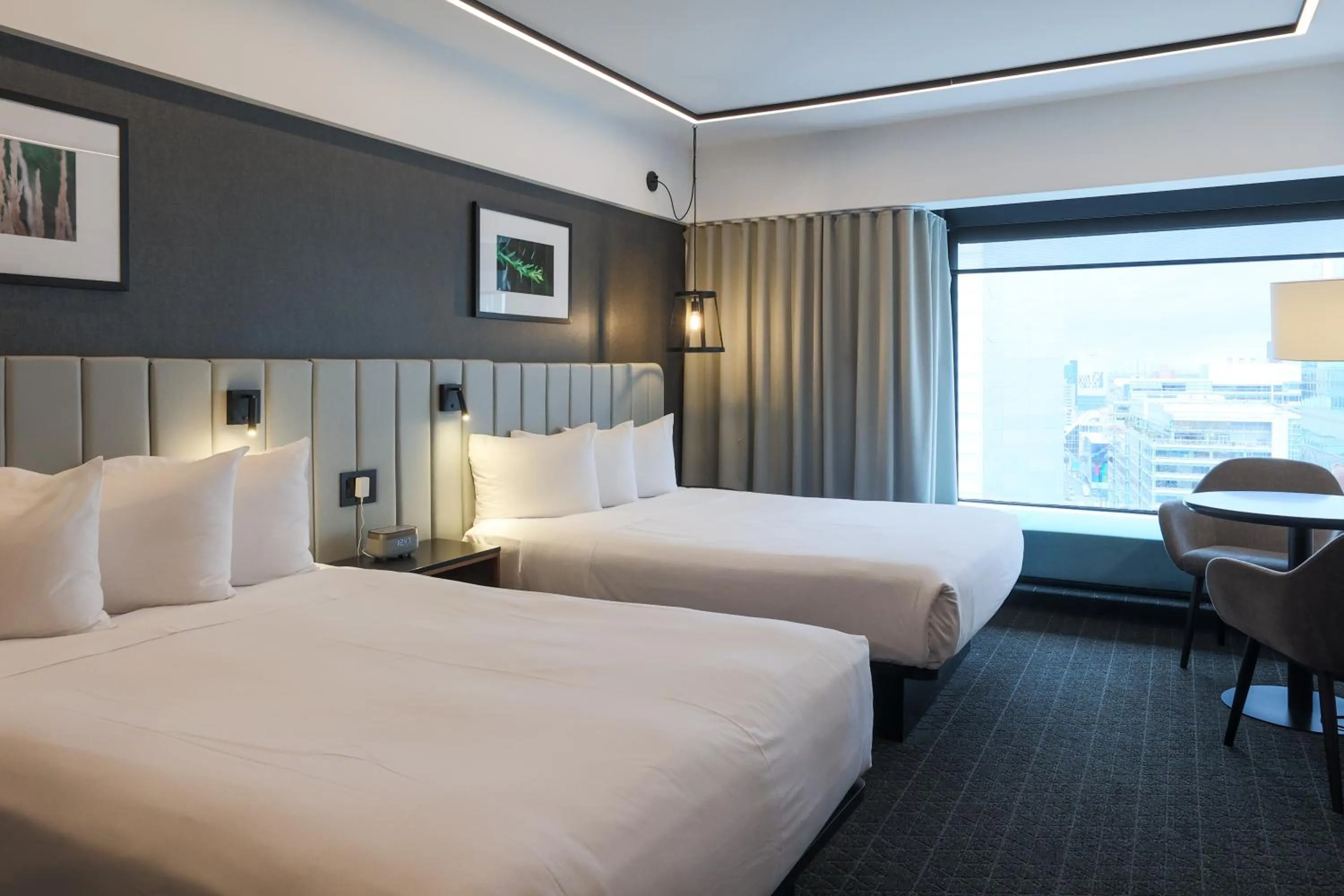 Photo of the whole room, Bed in Hotel Bonaventure Montreal