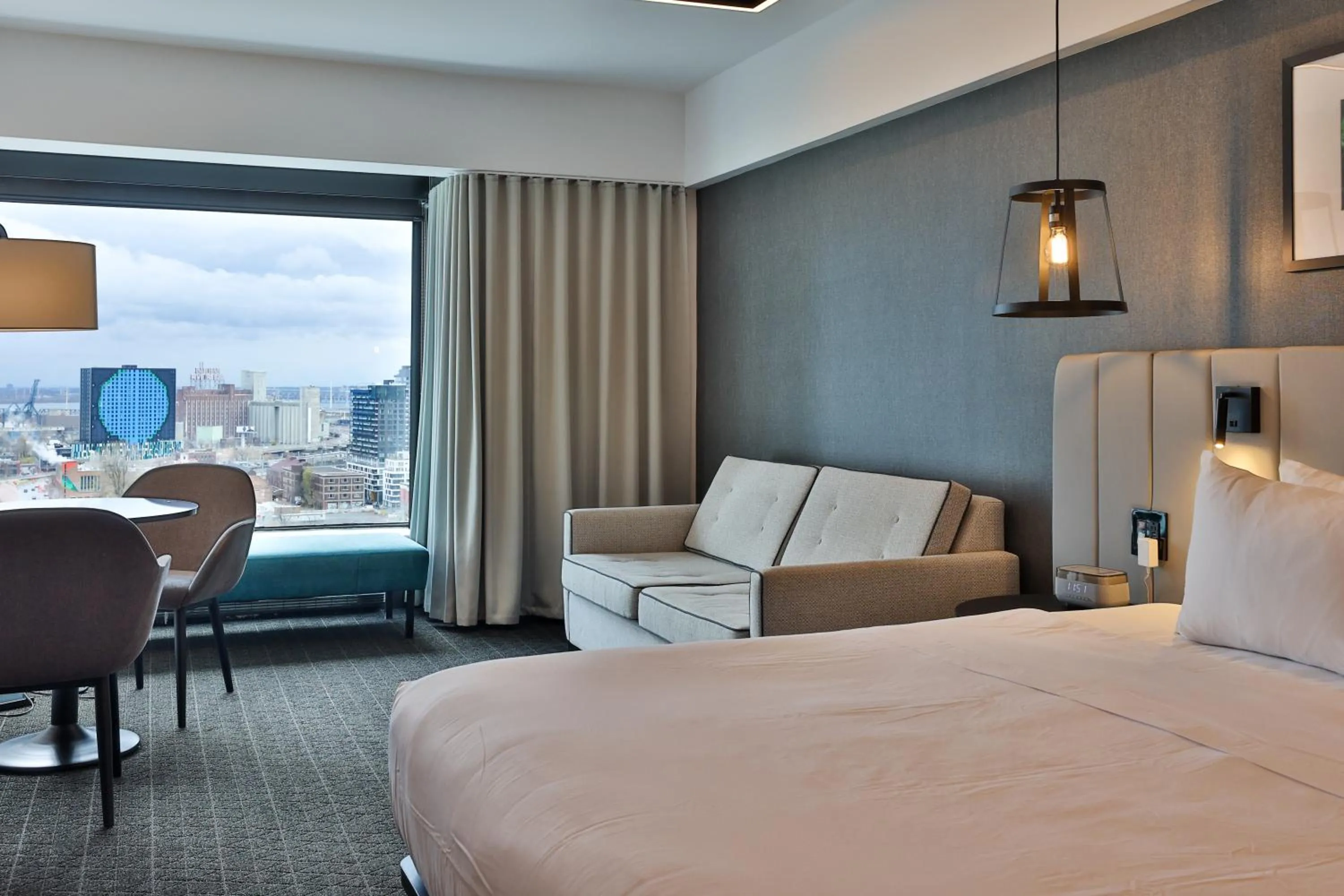 Photo of the whole room, Bed in Hotel Bonaventure Montreal