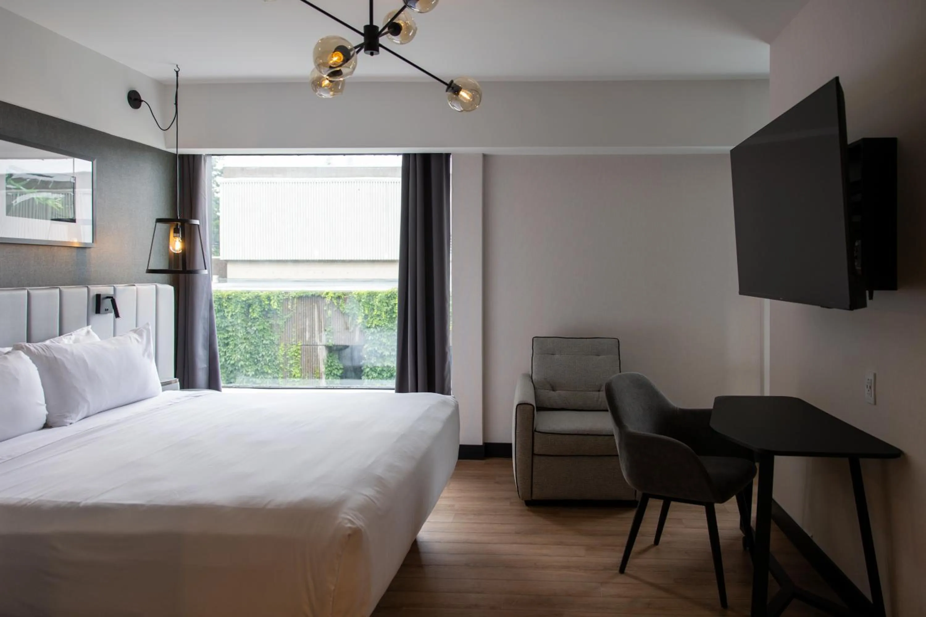 Photo of the whole room, Bed in Hotel Bonaventure Montreal