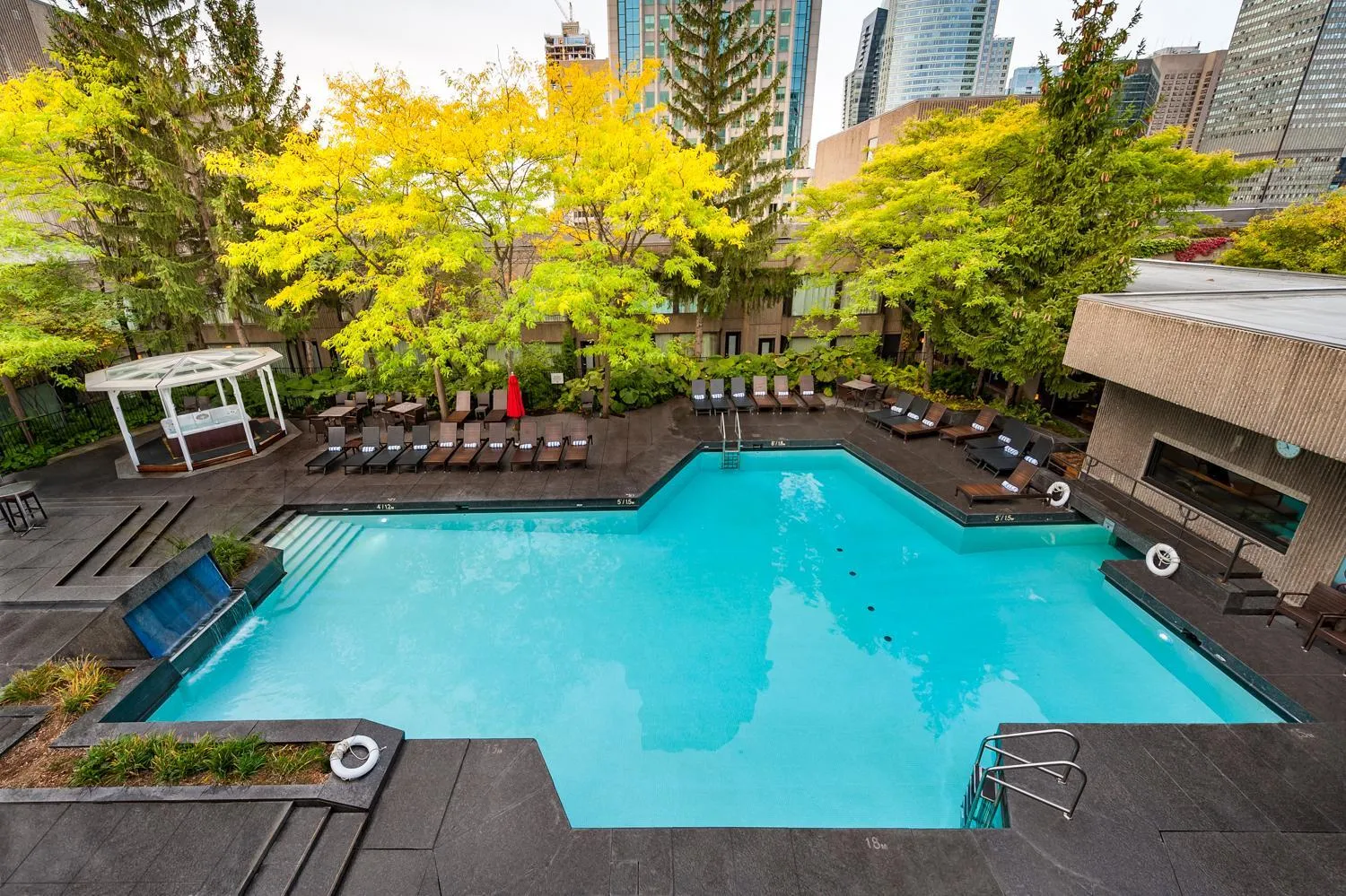 Swimming pool in Hotel Bonaventure Montreal