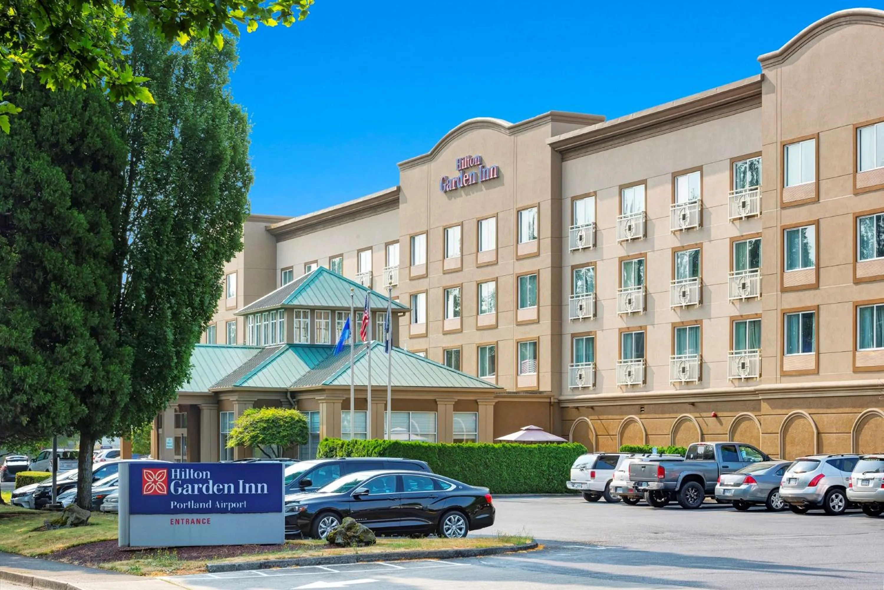Property building in Hilton Garden Inn Portland Airport