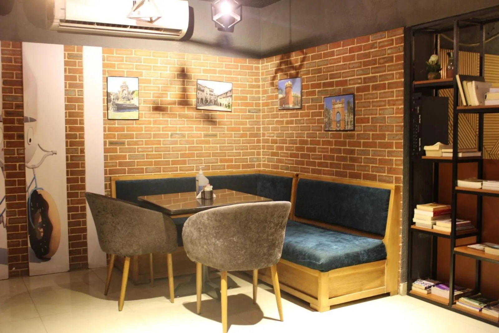 Restaurant/places to eat in Pharaohs Hotel