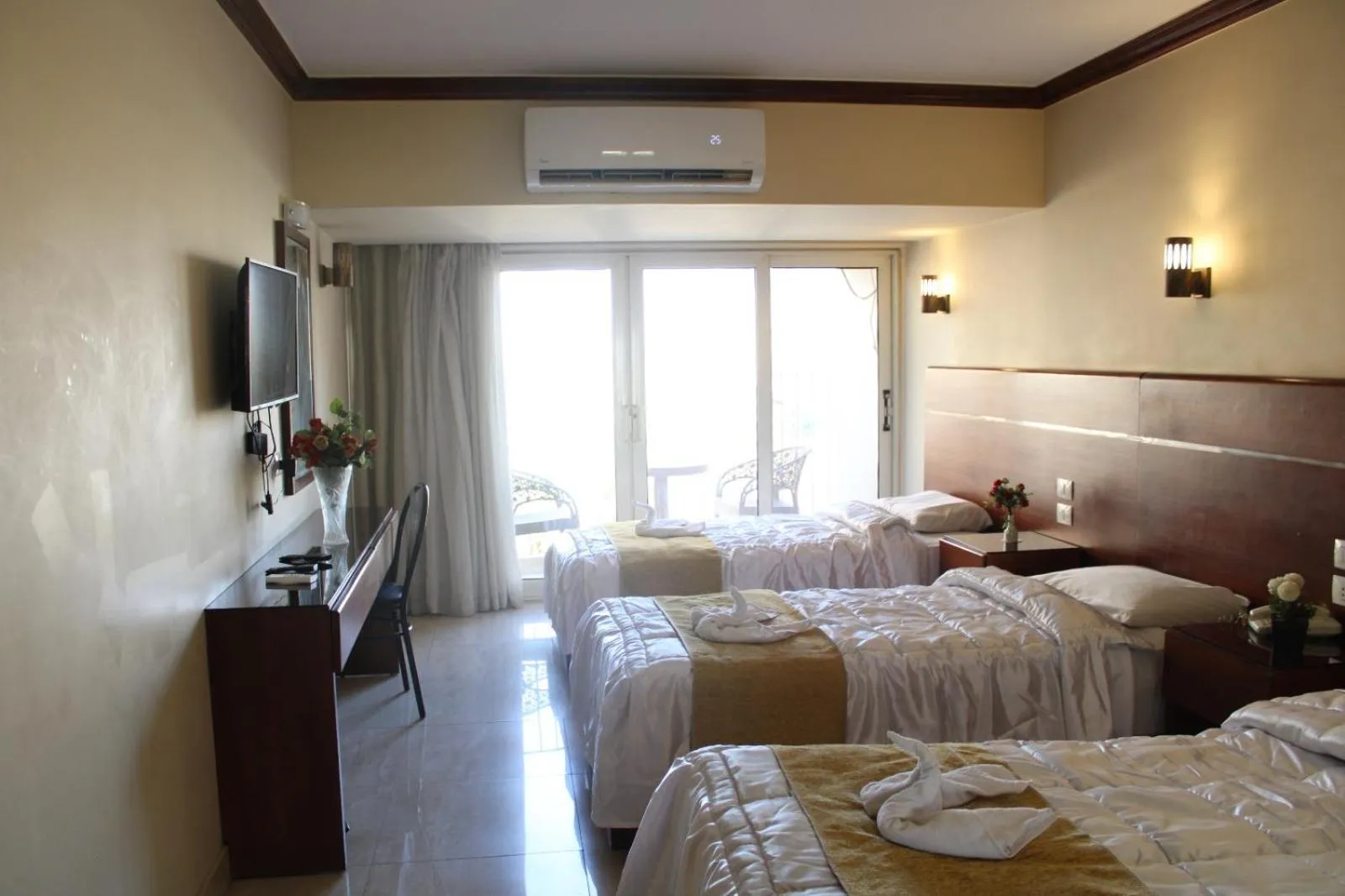 Property building, Bed in Pharaohs Hotel