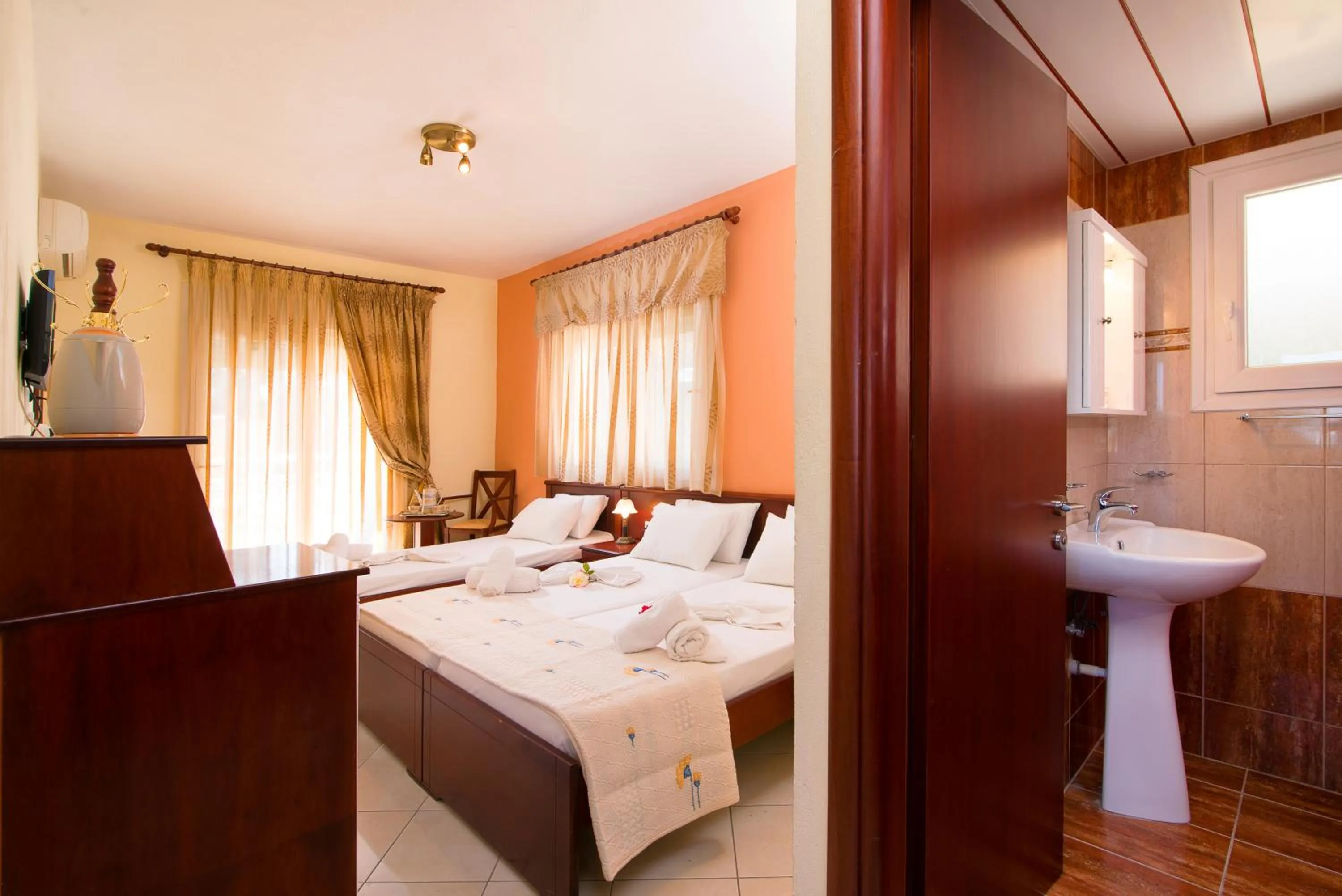 Bathroom, Bed in Hotel Diamond