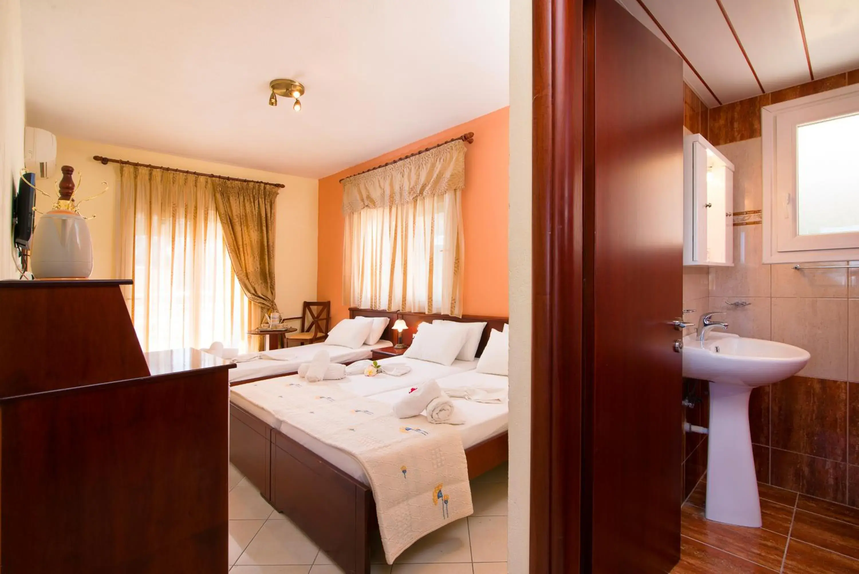 Standard Triple Room in Hotel Diamond Standard Triple Room in Hotel Diamond