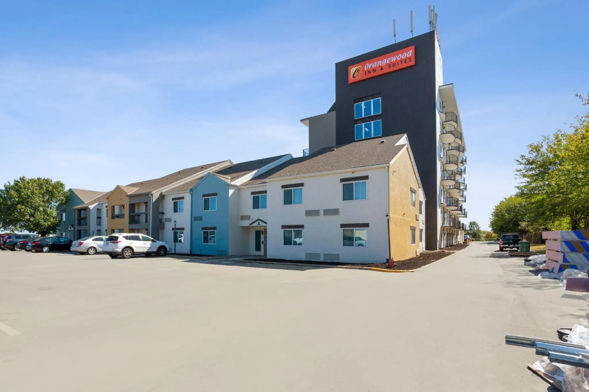 Property building in Orangewood Inn & Suites Kansas City Airport
