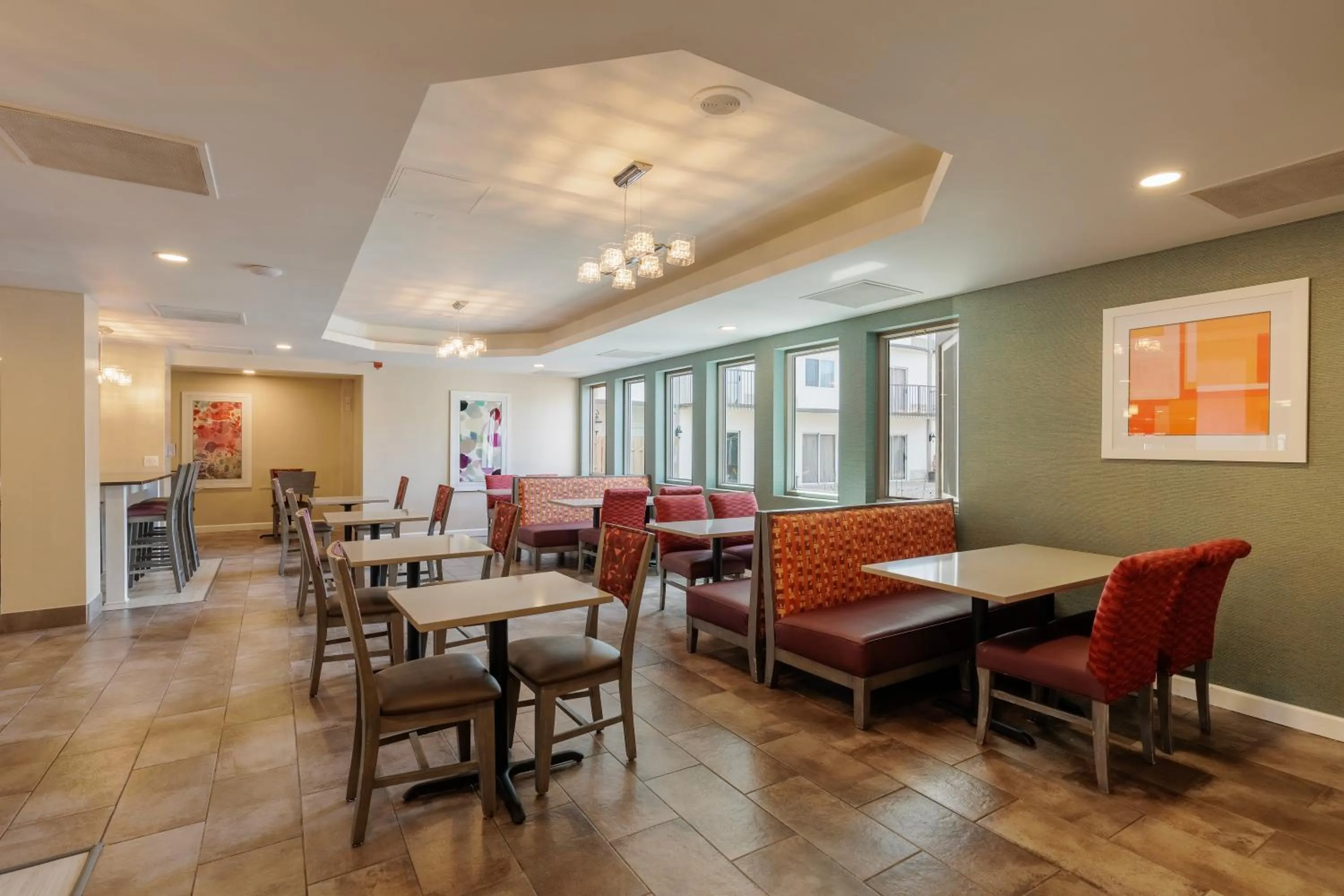 Restaurant/places to eat in Orangewood Inn & Suites Kansas City Airport