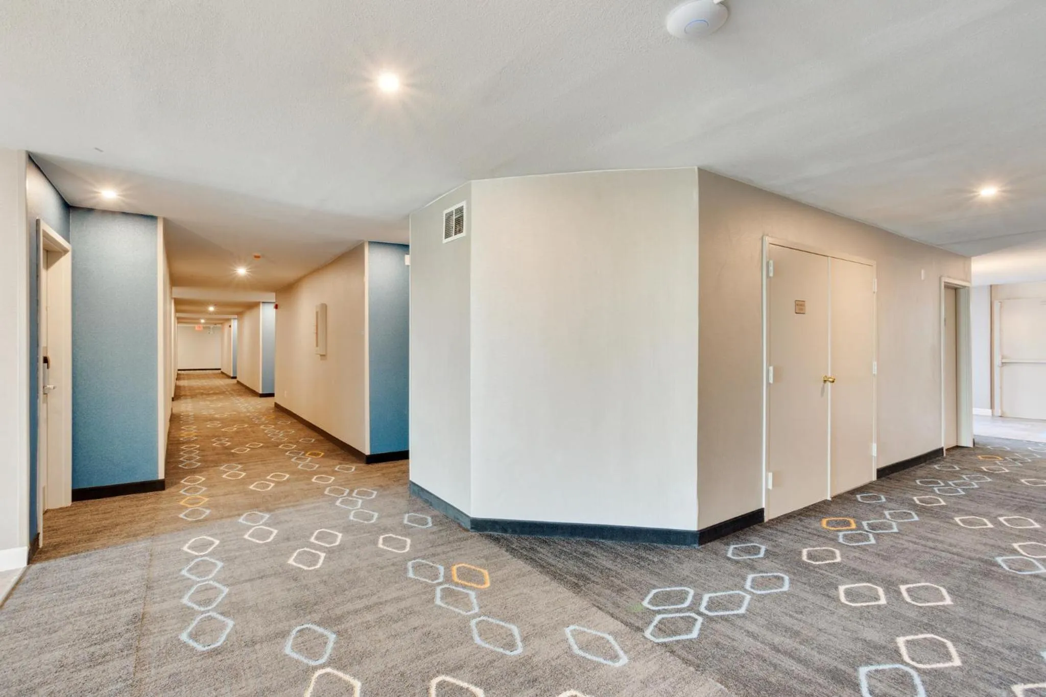 Property building in Orangewood Inn & Suites Kansas City Airport