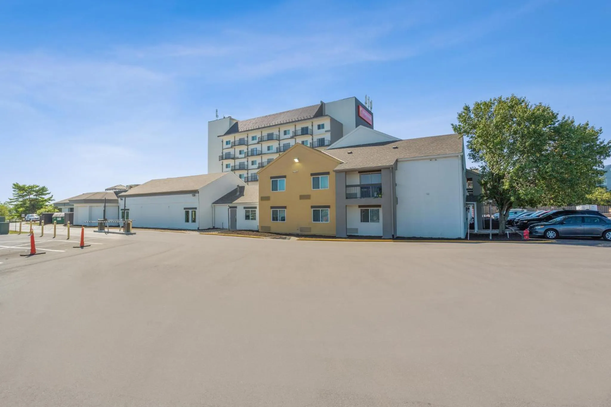 Property building in Orangewood Inn & Suites Kansas City Airport