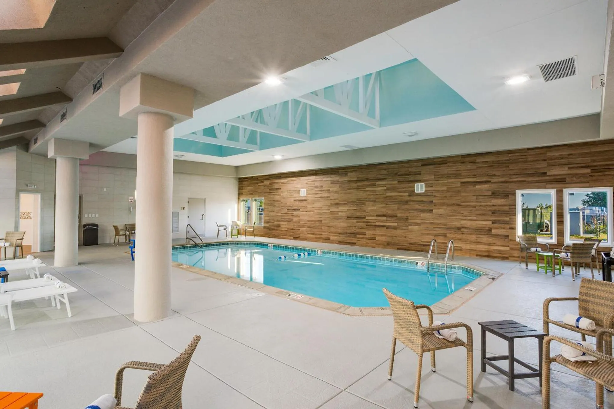 Swimming pool in Orangewood Inn & Suites Kansas City Airport