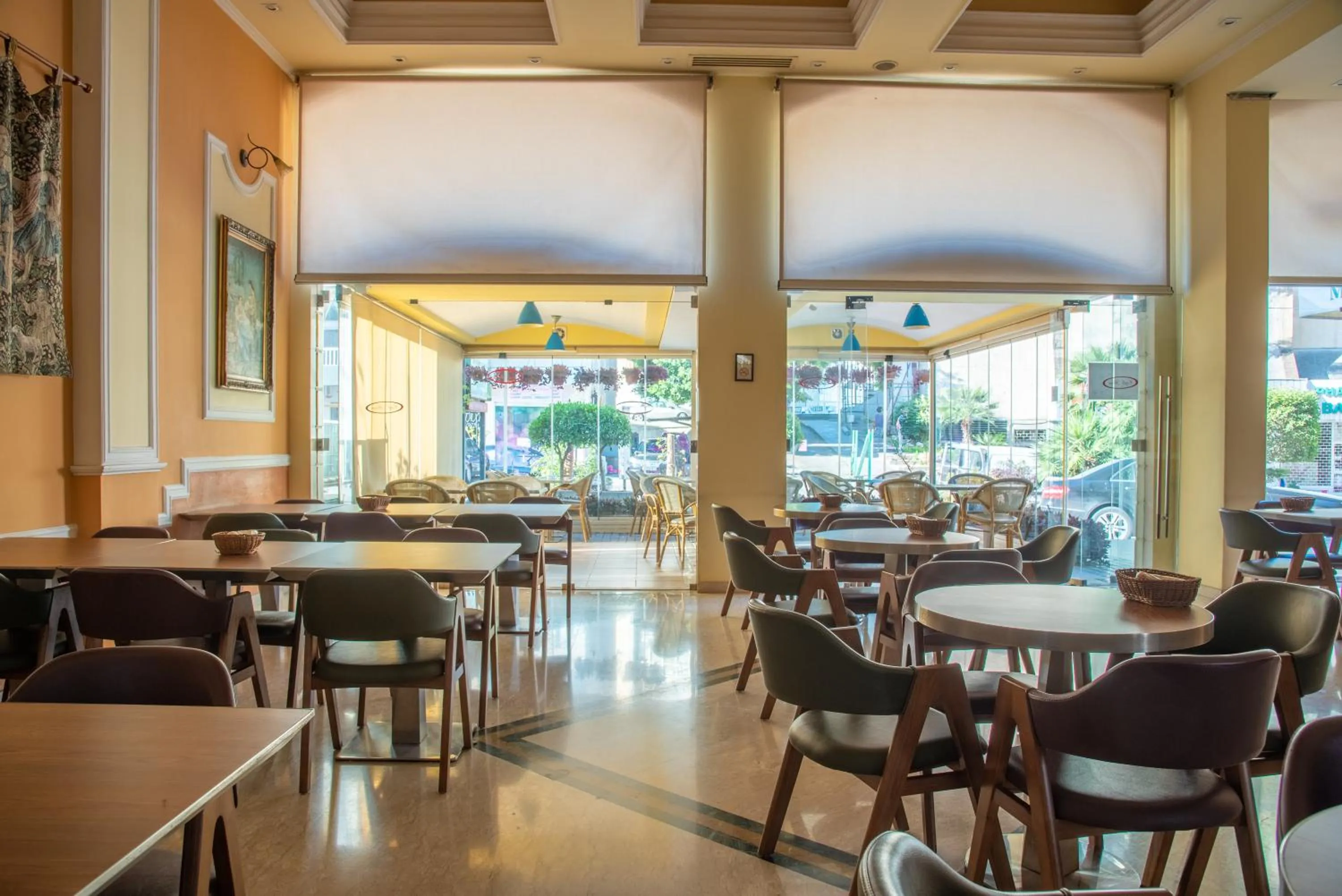 Restaurant/places to eat in Madisson Hotel