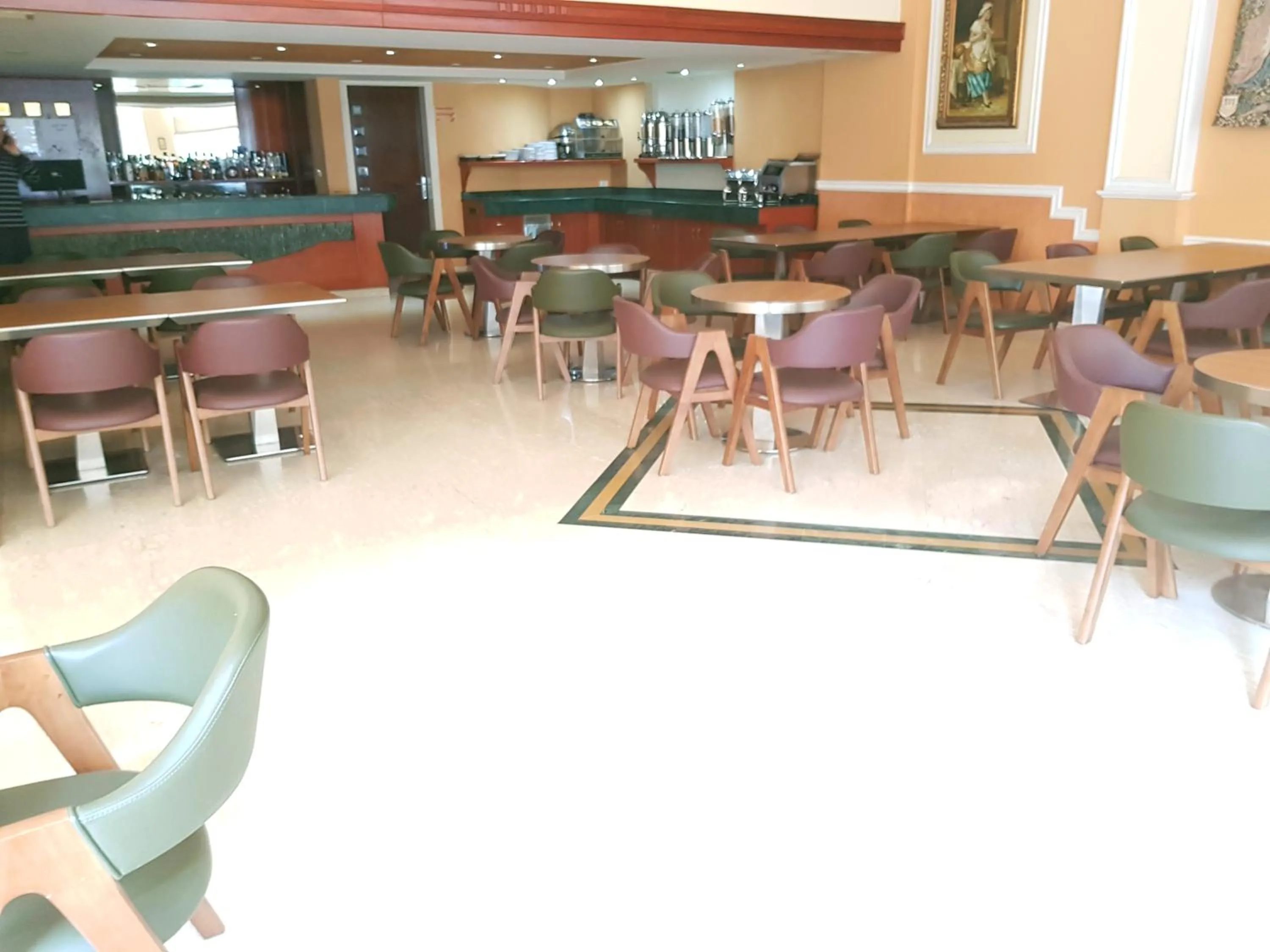 Restaurant/places to eat in Madisson Hotel