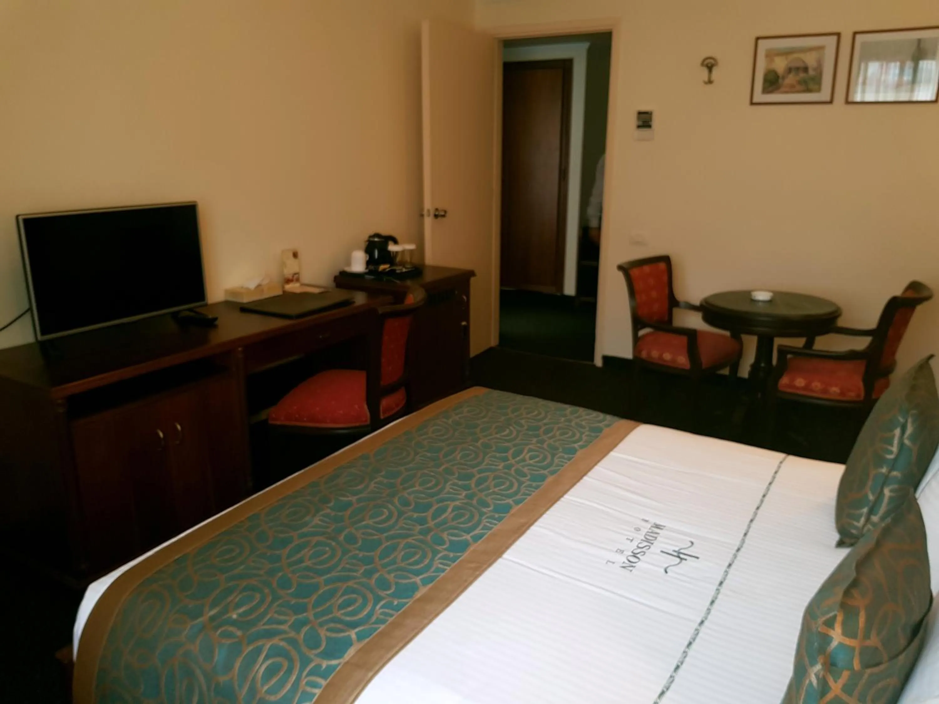 Bedroom, Bed in Madisson Hotel