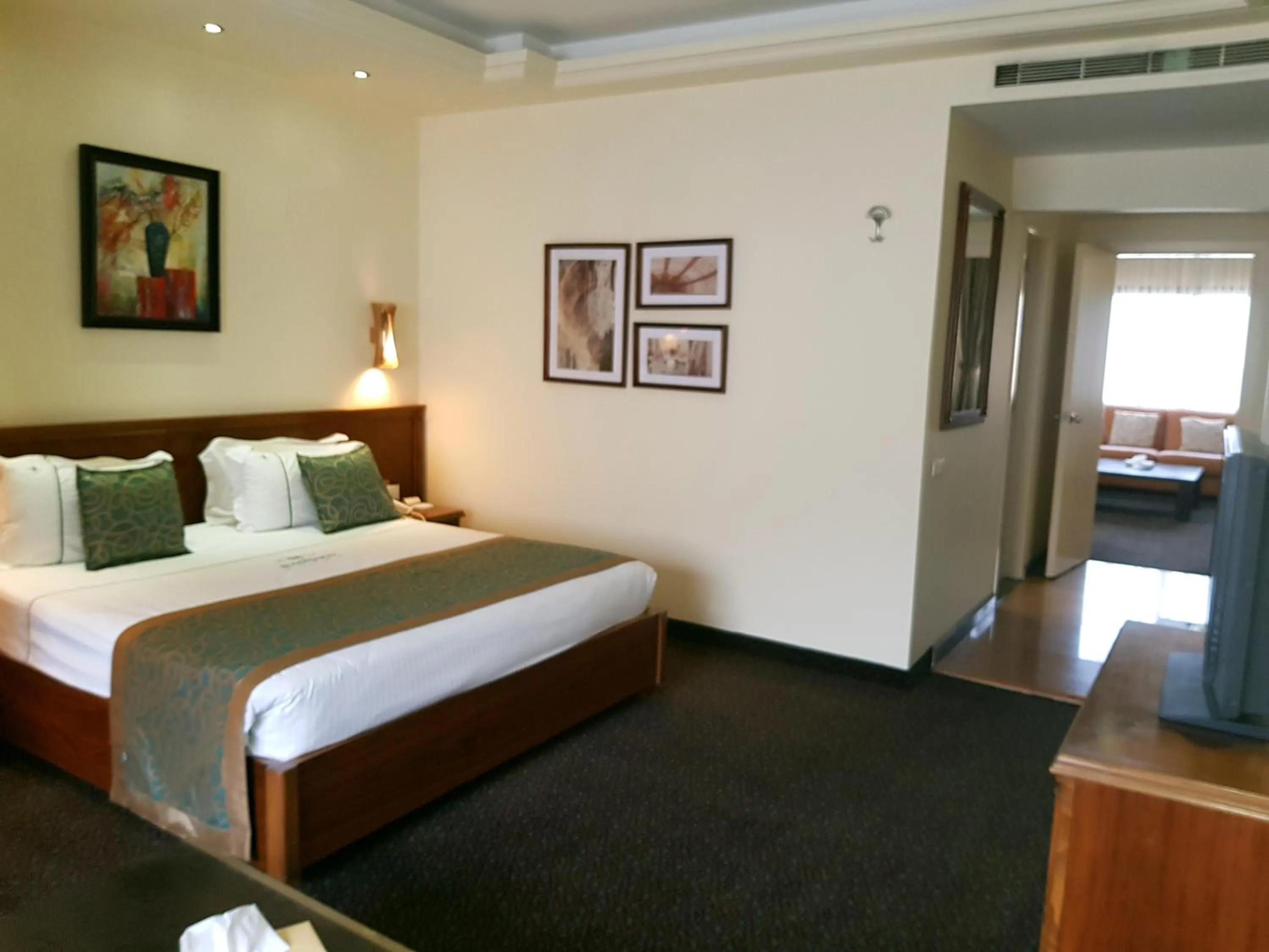 TV and multimedia, Bed in Madisson Hotel