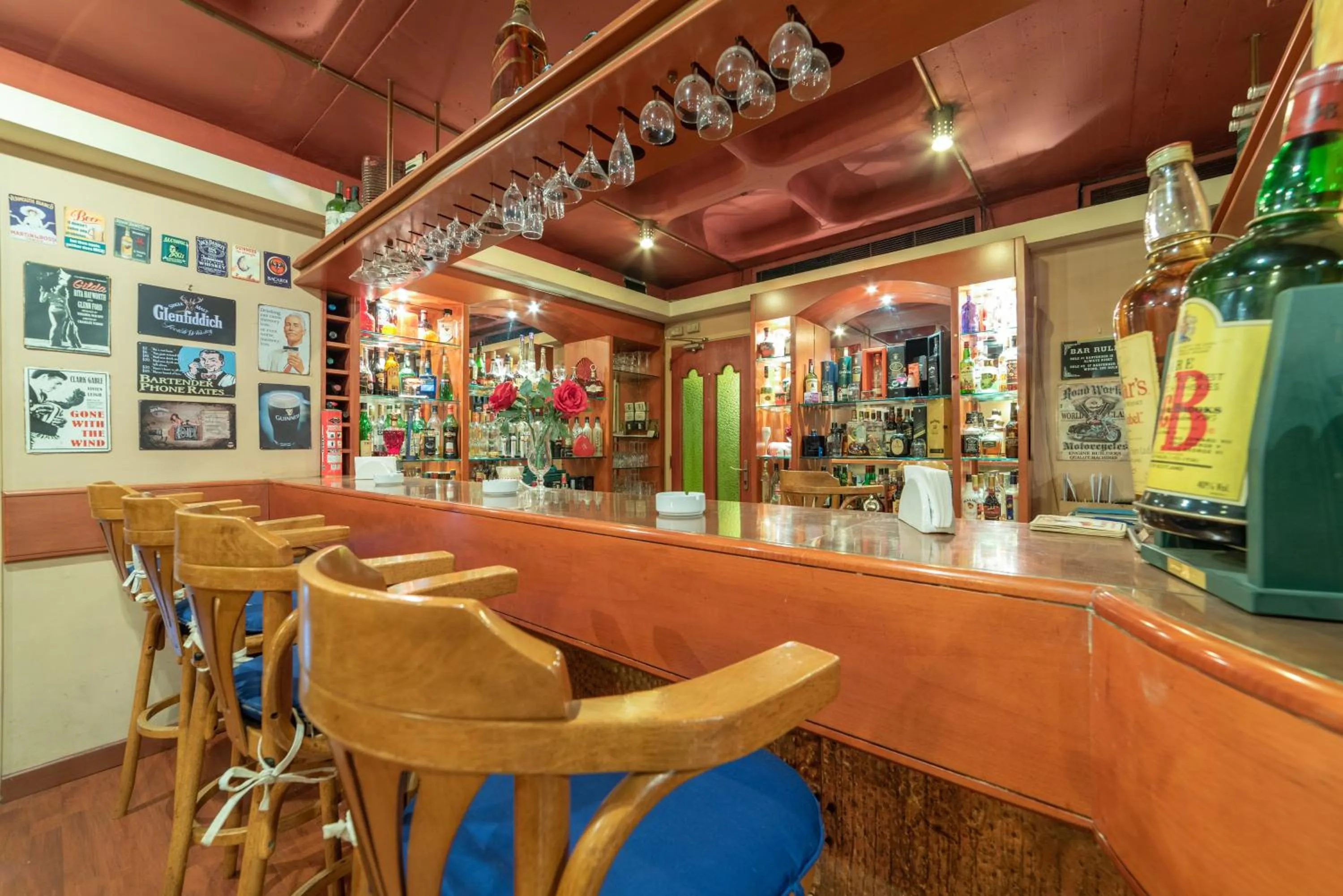 Restaurant/places to eat in Madisson Hotel