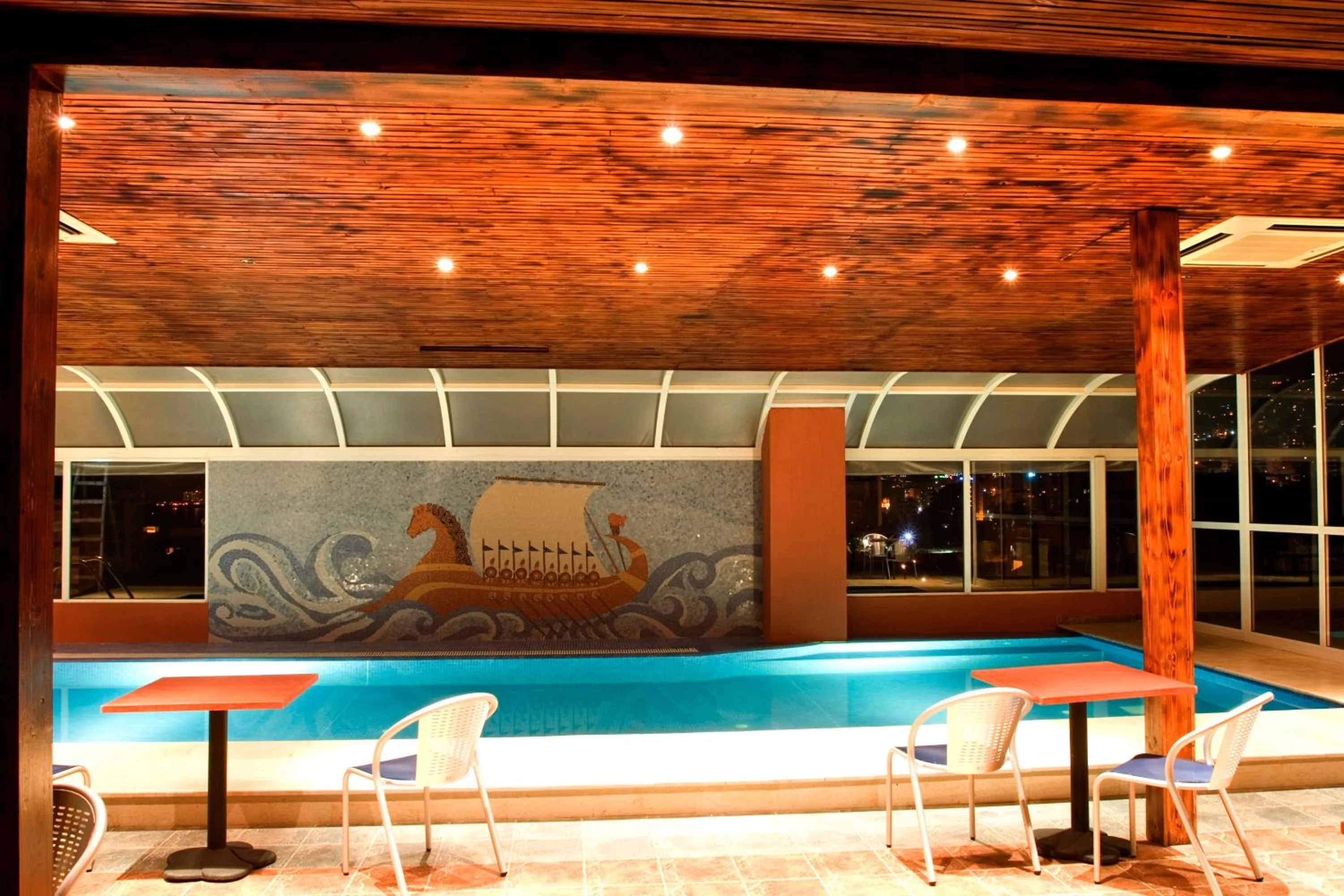 Swimming pool in Madisson Hotel