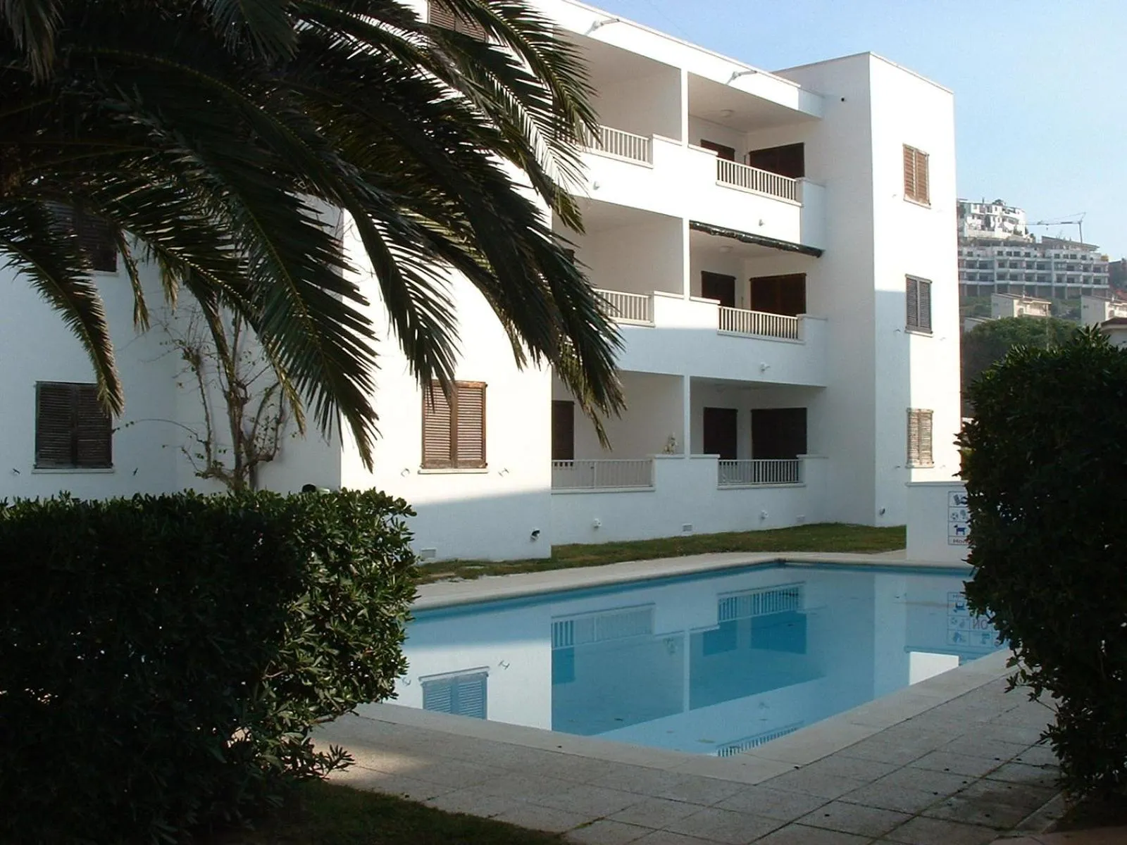 Swimming pool in Cala Montgo 33