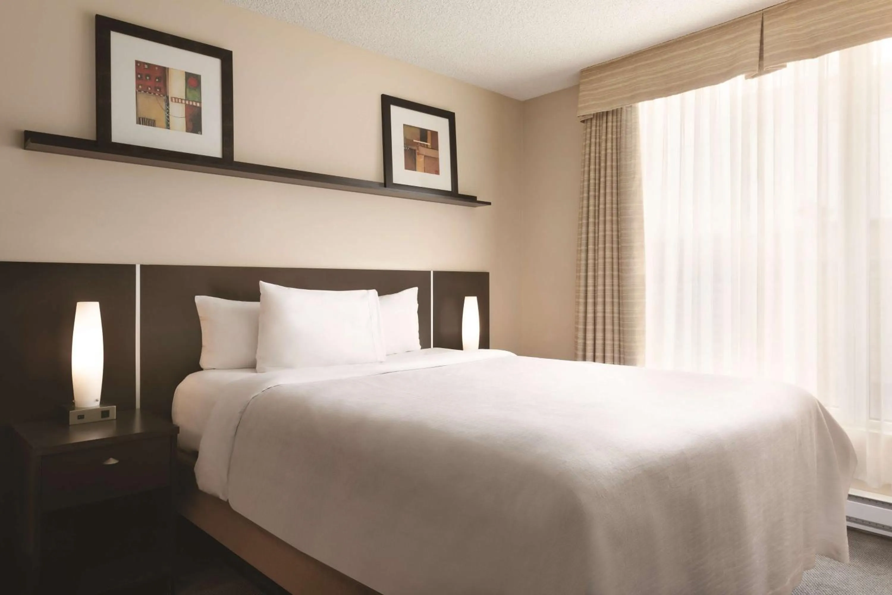 Bed in Embassy Suites by Hilton - Montreal