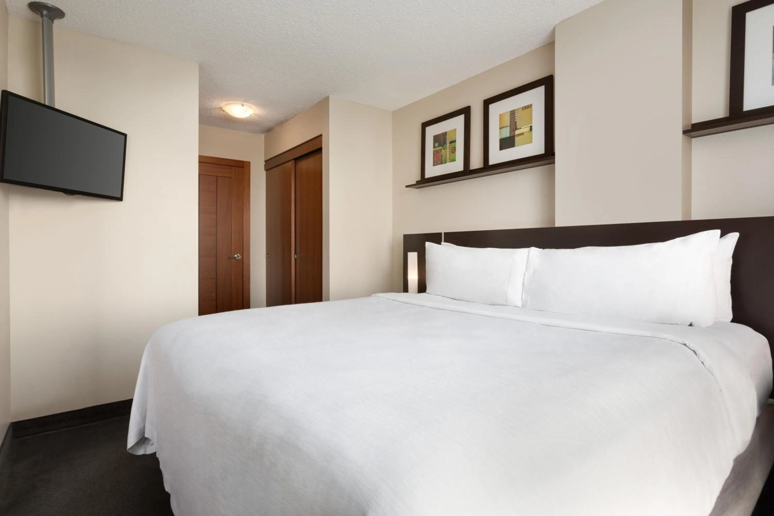 Bed in Embassy Suites by Hilton - Montreal