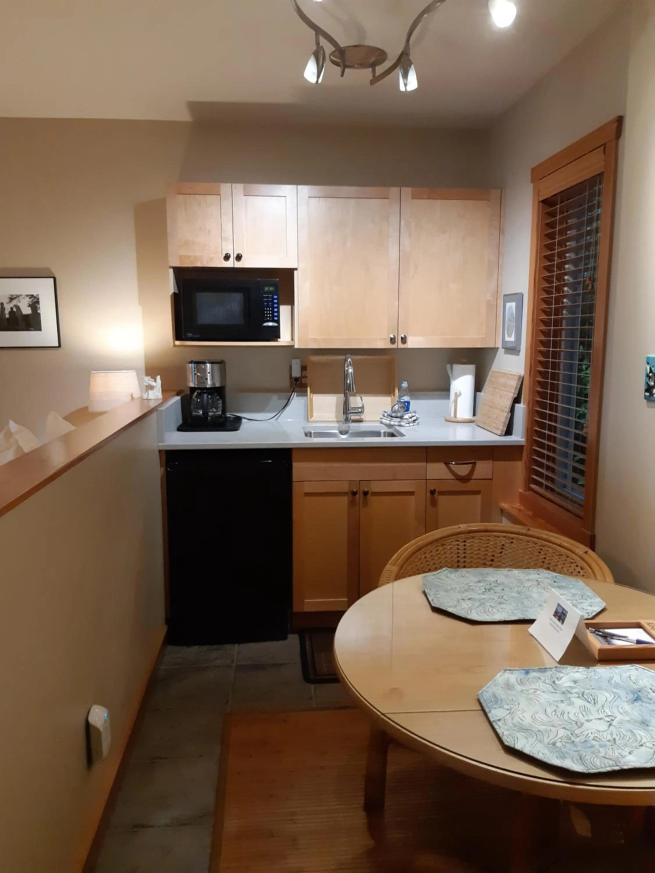 TV and multimedia in Reef Point Oceanfront Bed and Breakfast