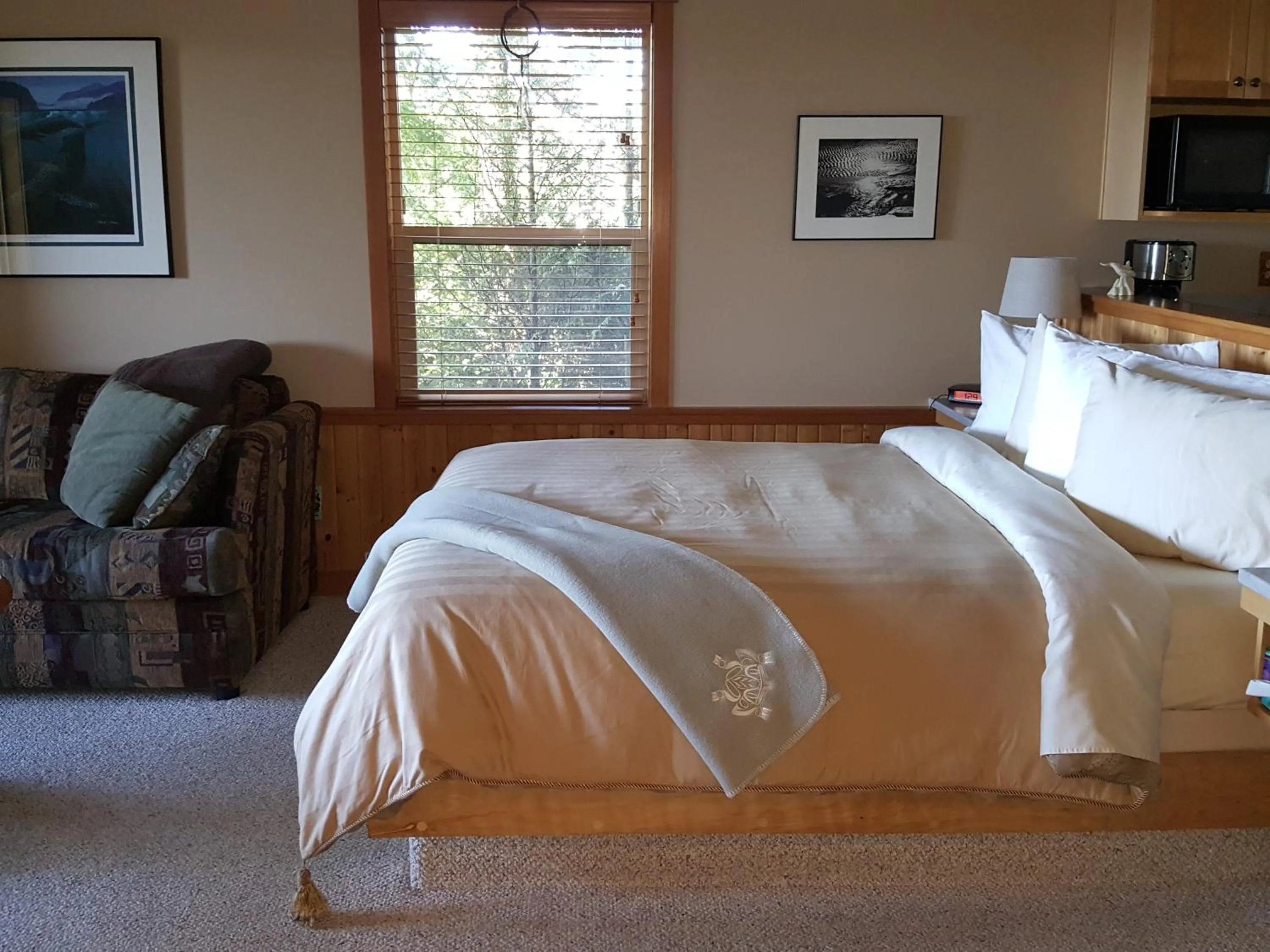 Photo of the whole room, Bed in Reef Point Oceanfront Bed and Breakfast