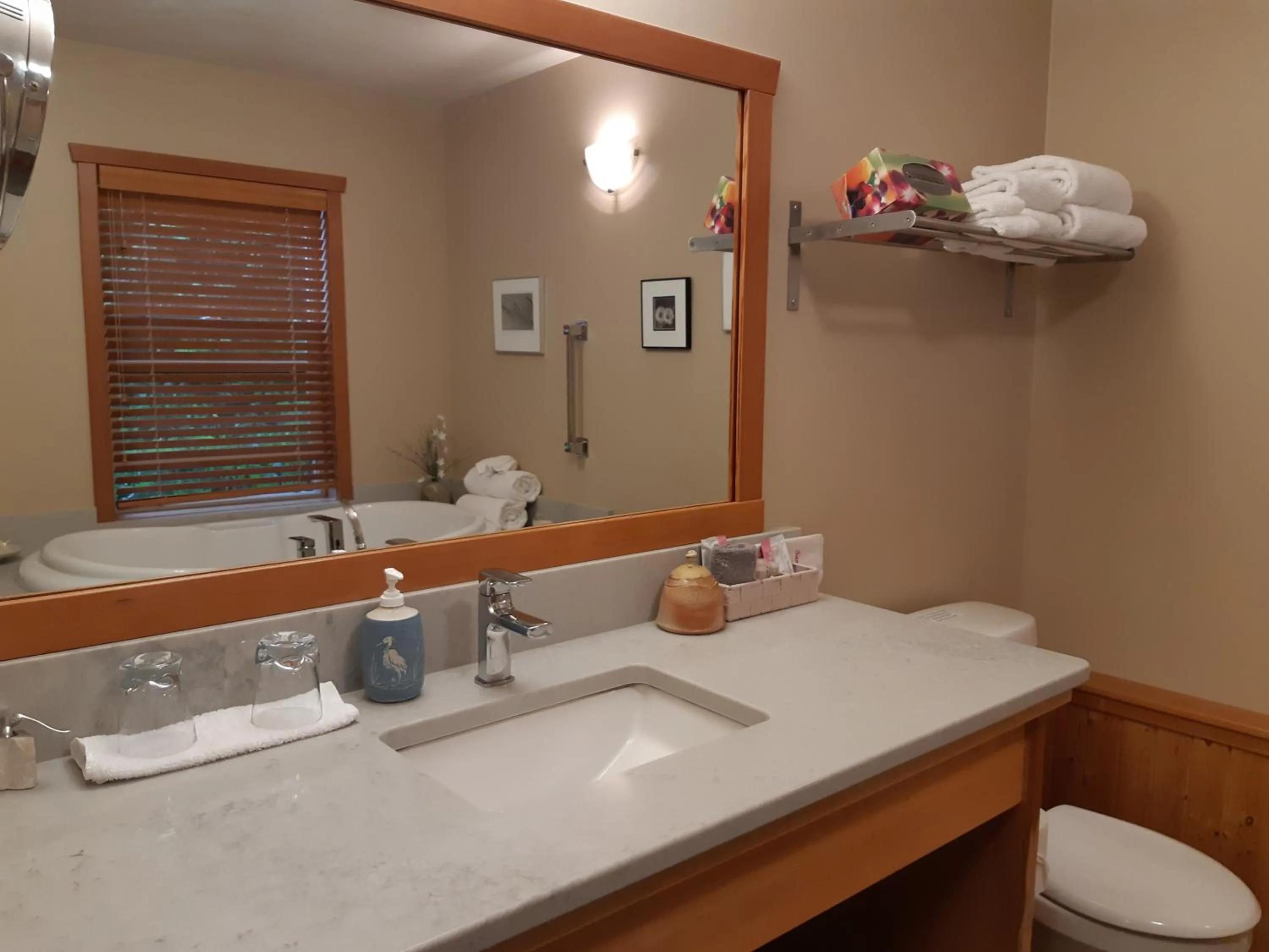 Bathroom in Reef Point Oceanfront Bed and Breakfast