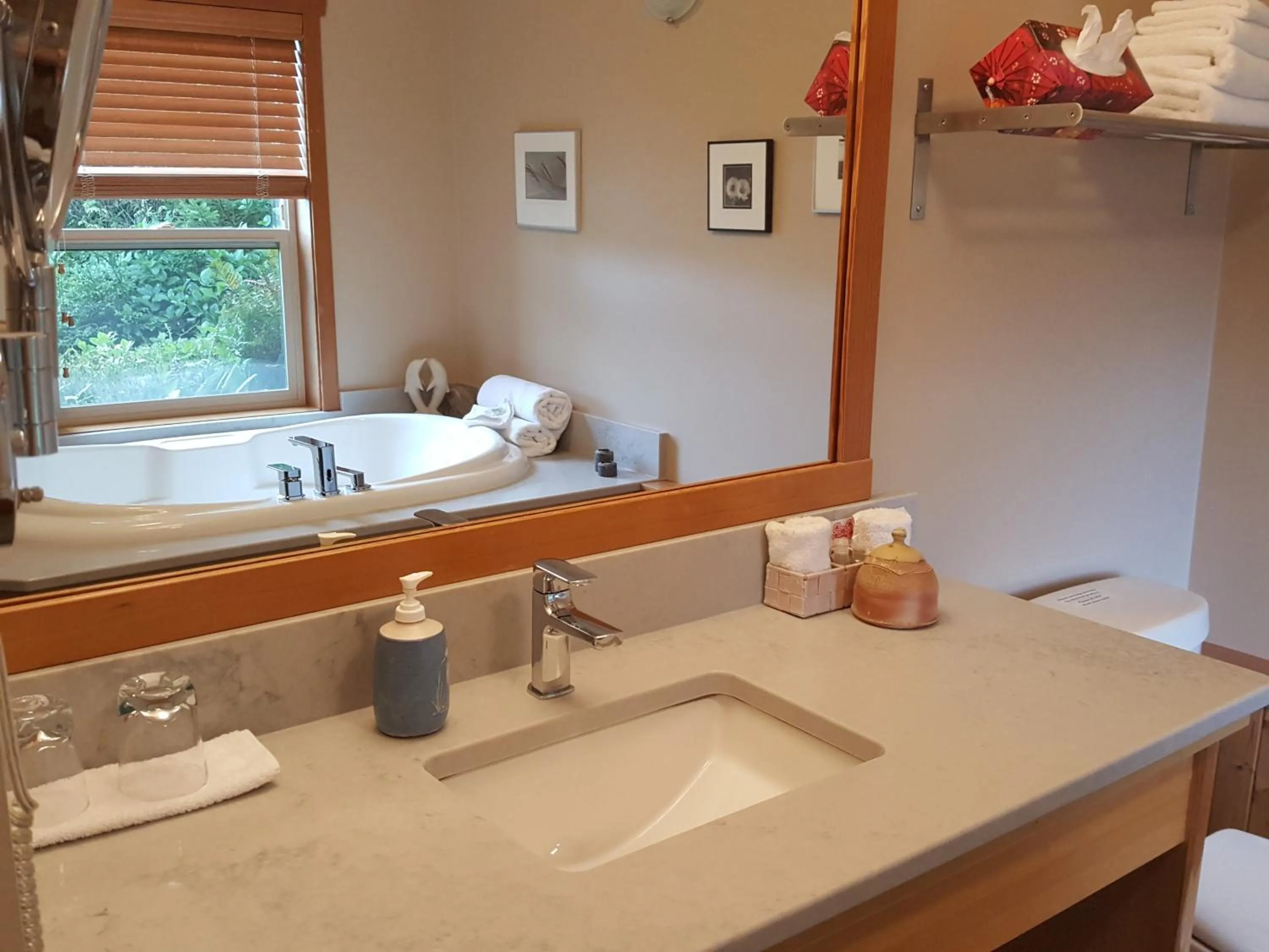 Bathroom in Reef Point Oceanfront Bed and Breakfast