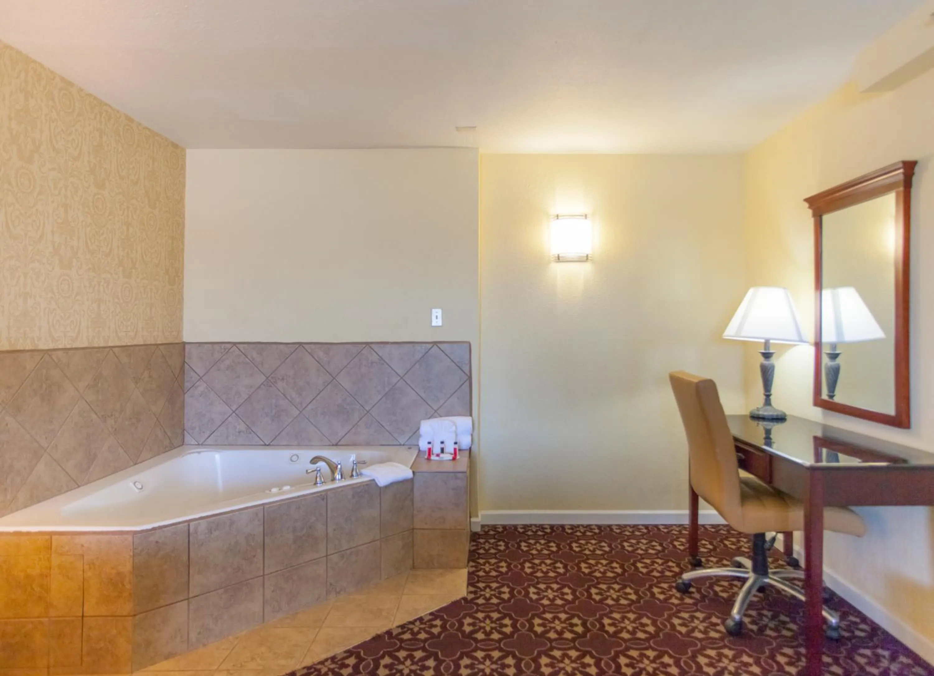 Hot Spring Bath in Days Inn by Wyndham Shenandoah