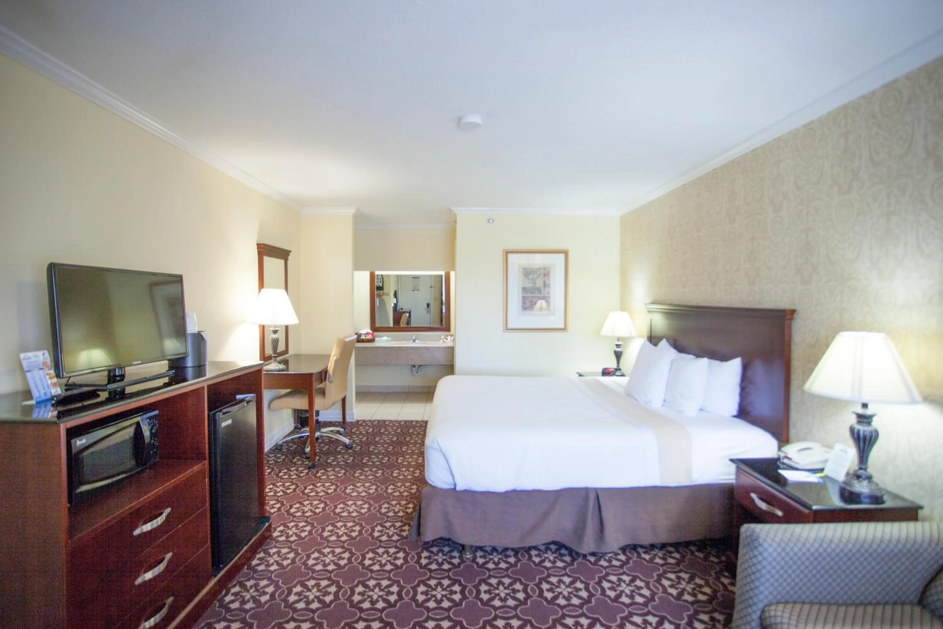 Photo of the whole room, Bed in Days Inn by Wyndham Shenandoah