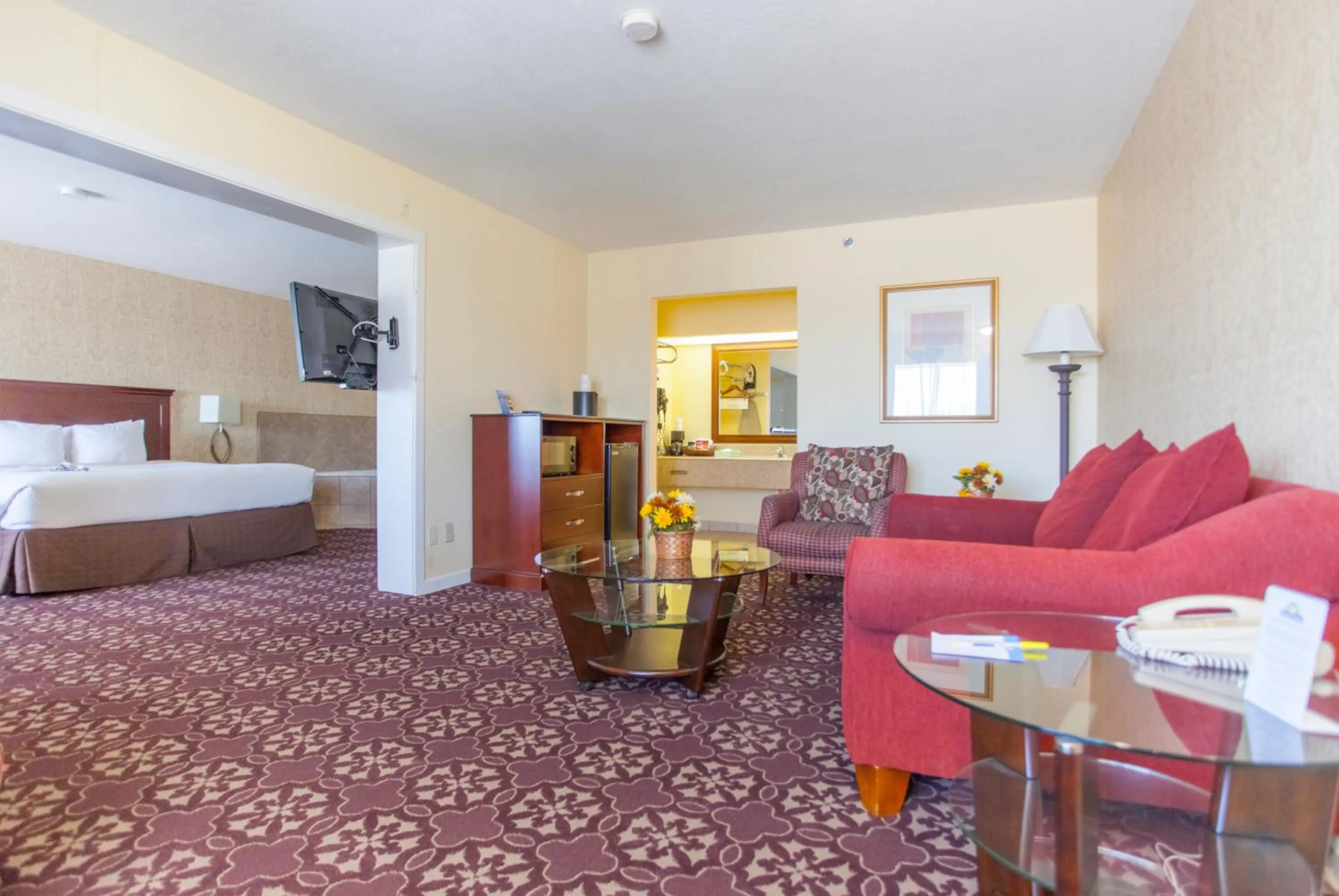 Living room, Bed in Days Inn by Wyndham Shenandoah