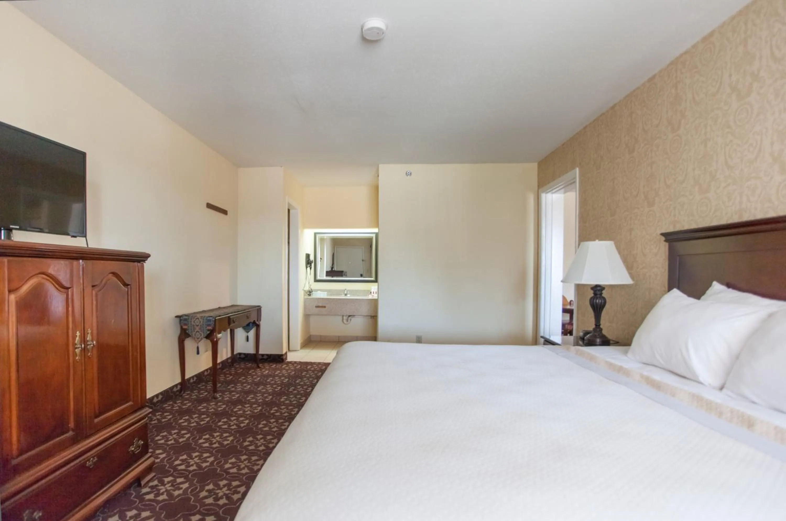 Bedroom, Bed in Days Inn by Wyndham Shenandoah