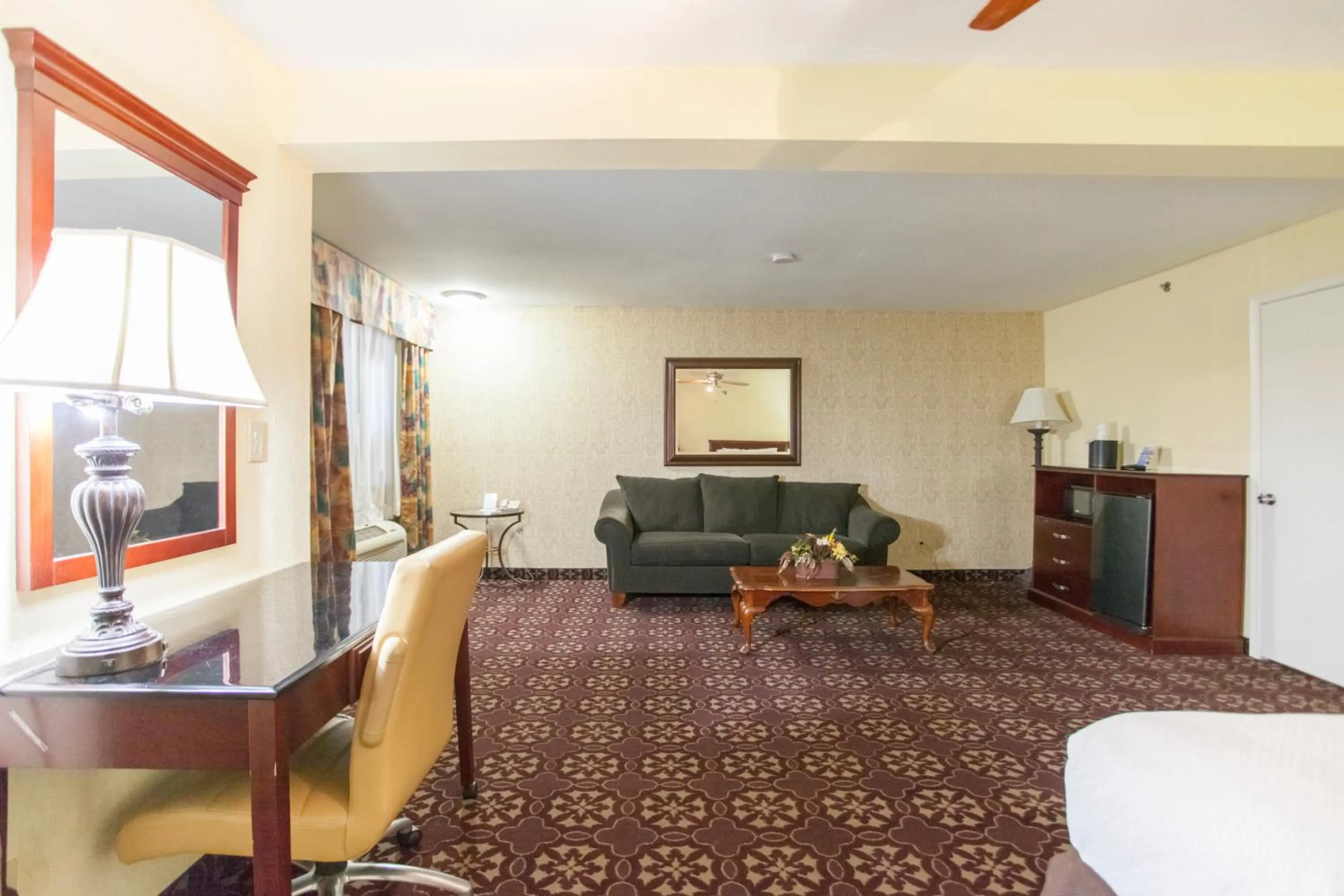 Living room, Bed in Days Inn by Wyndham Shenandoah