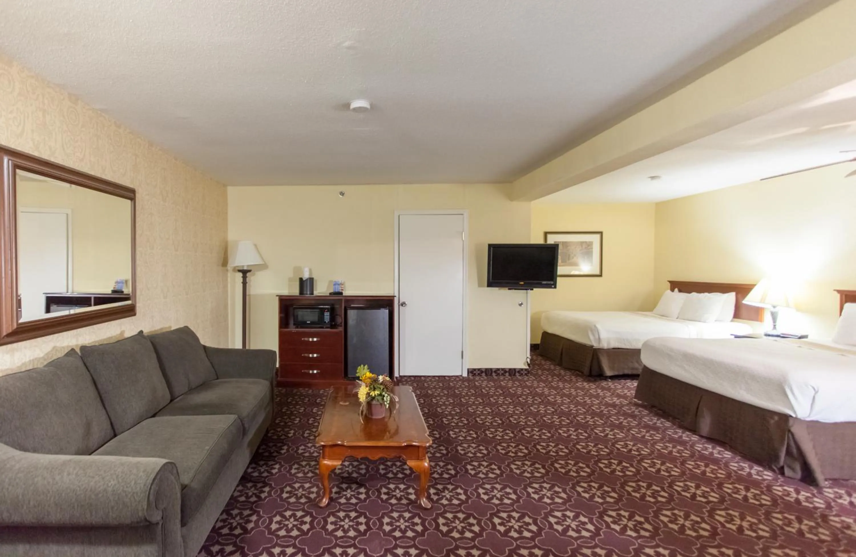 Living room, Bed in Days Inn by Wyndham Shenandoah