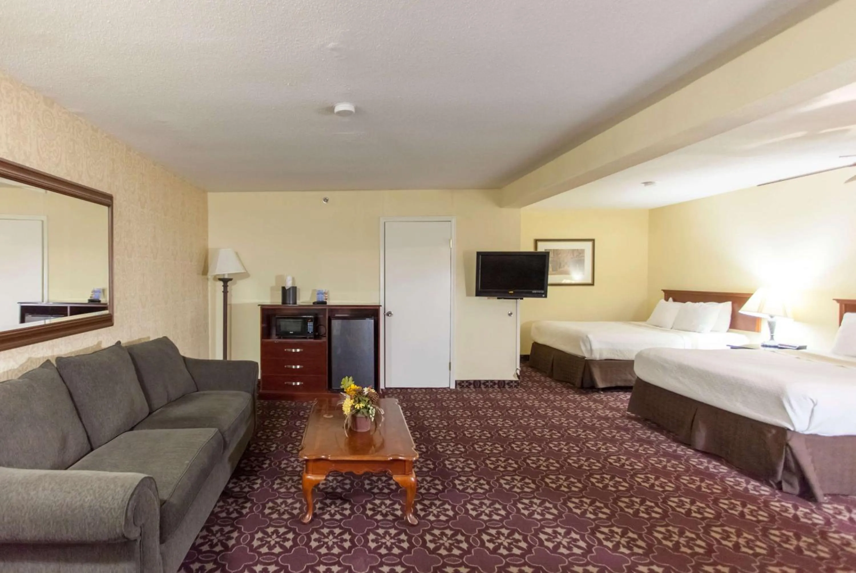 Photo of the whole room, Bed in Days Inn by Wyndham Shenandoah