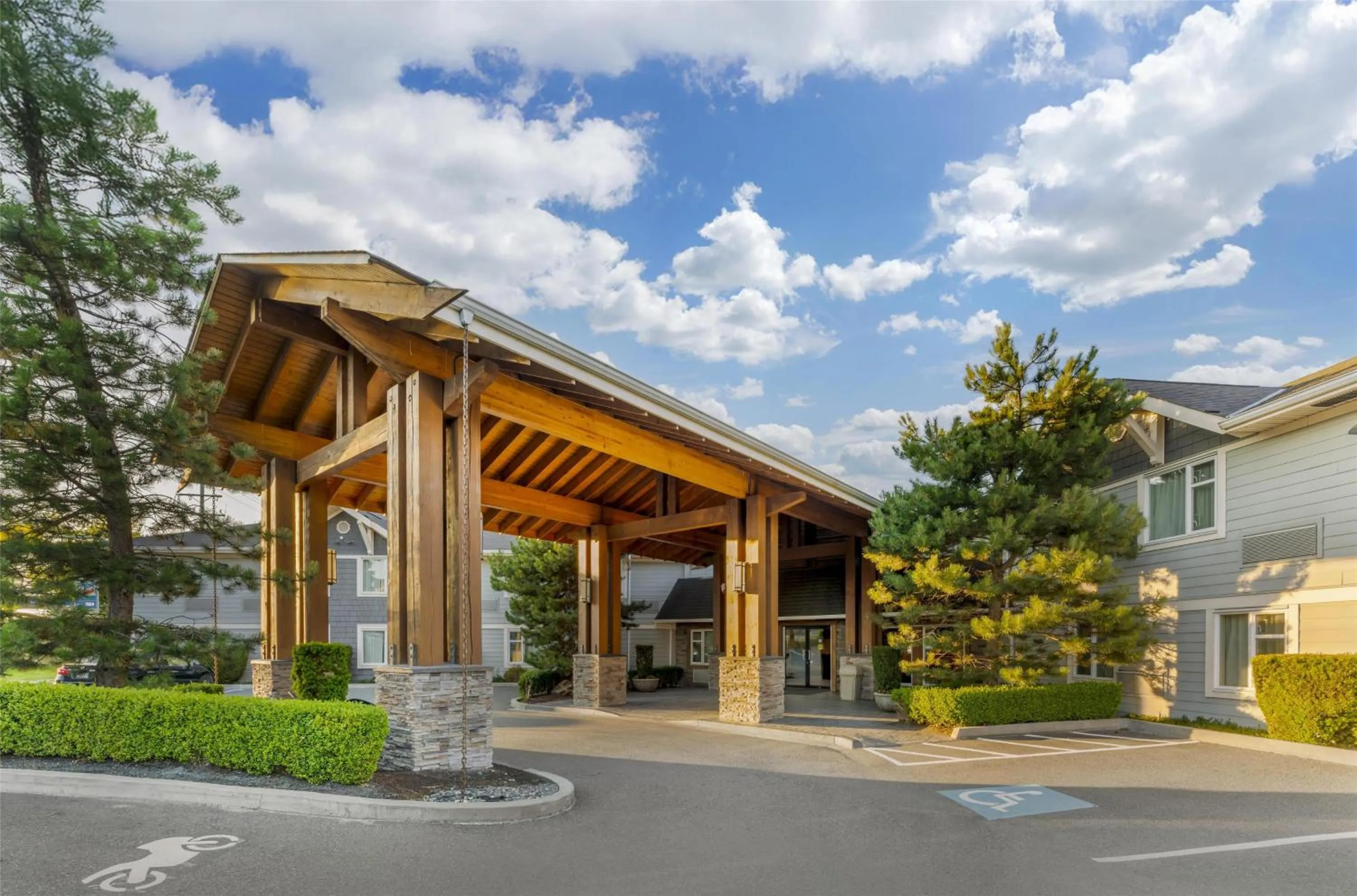 Property building in Best Western Plus Country Meadows Inn