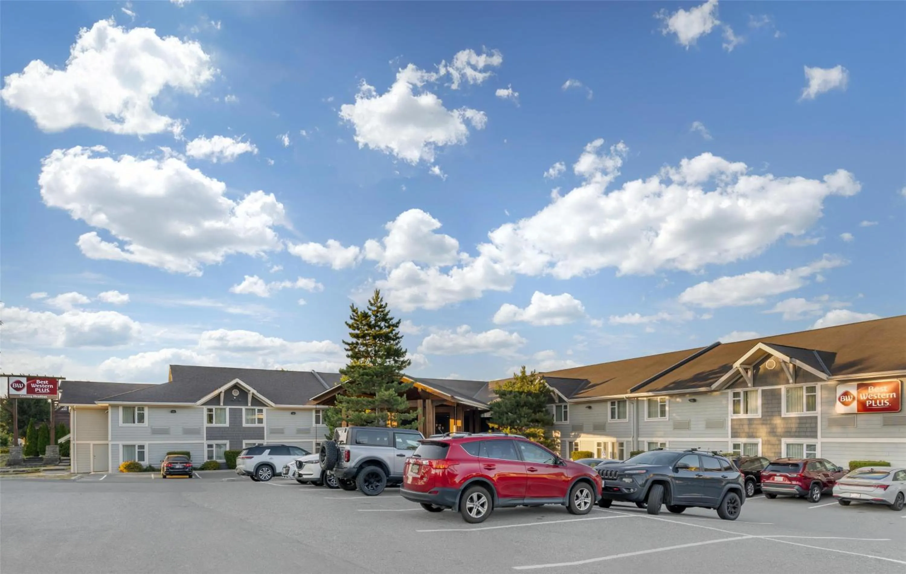 Property building in Best Western Plus Country Meadows Inn