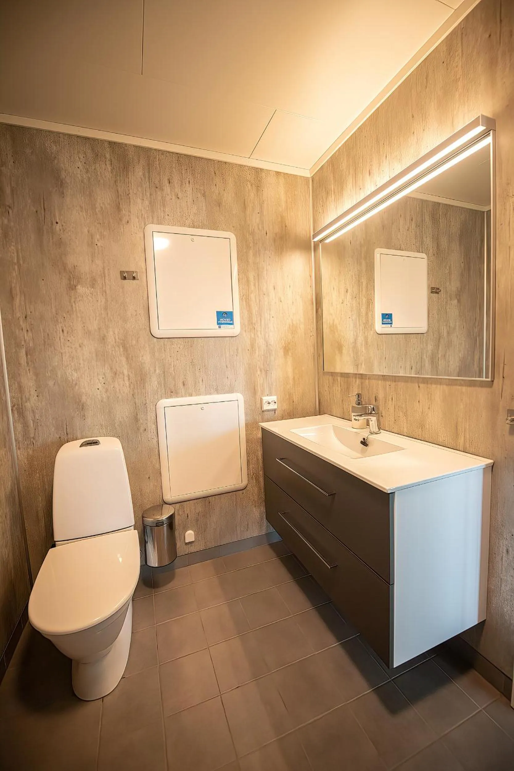 Toilet in Senja Fjordhotell and Apartments