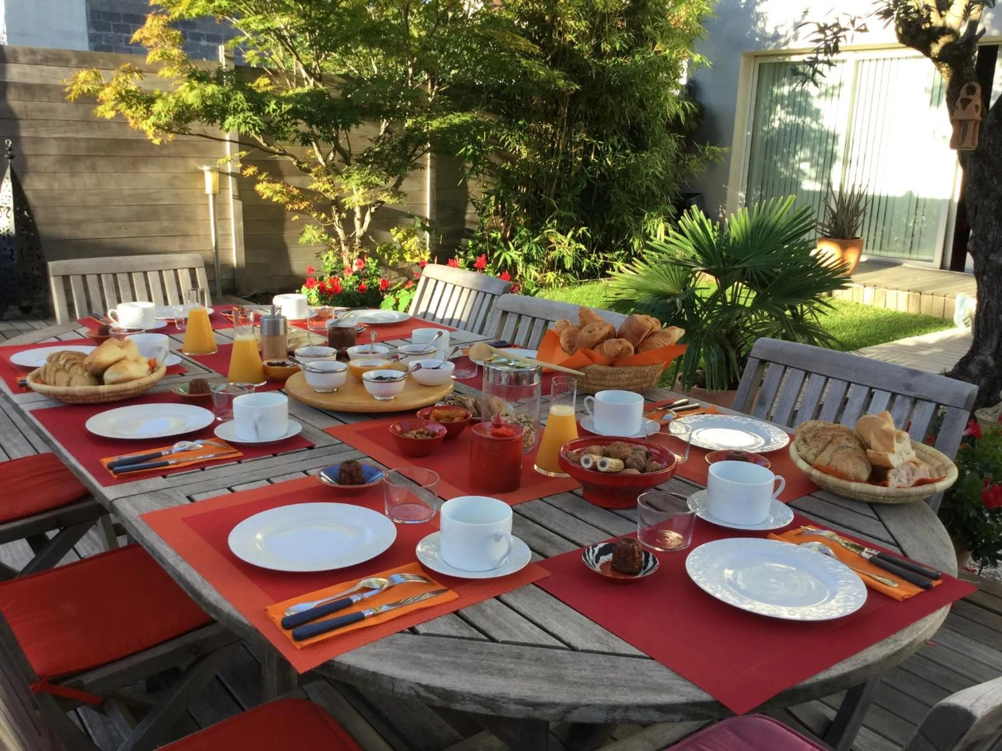 Garden in La Ferrade Chambres d'Hôtes B&B