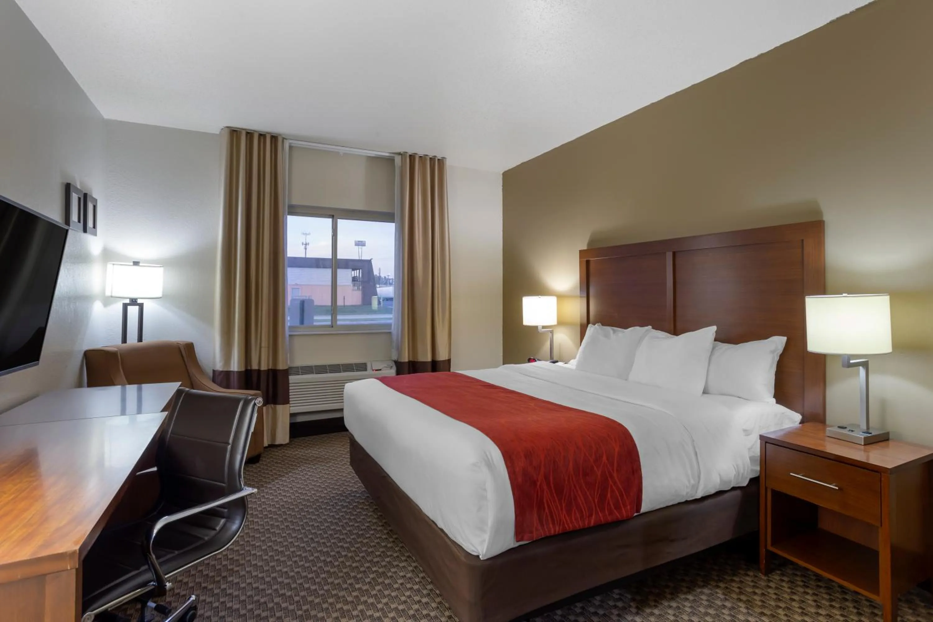Bed in Comfort Inn Hobart-Merrillville I-65