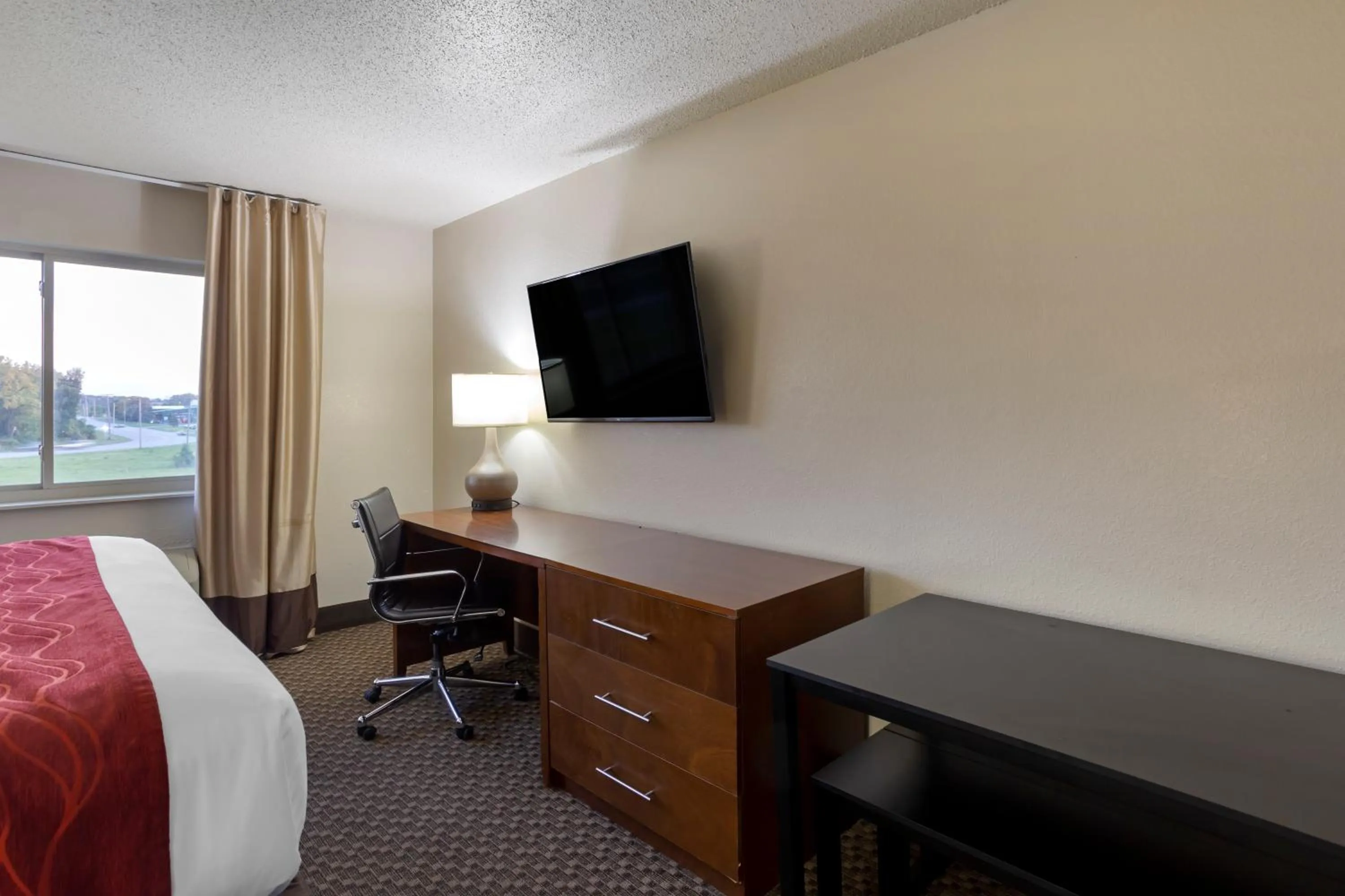 Bed in Comfort Inn Hobart-Merrillville I-65