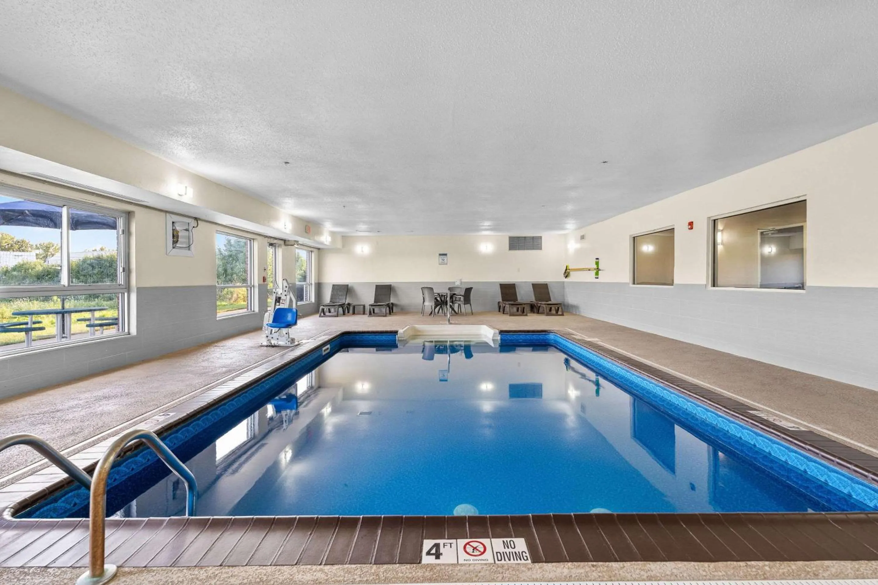 Swimming pool in Comfort Inn Hobart-Merrillville I-65