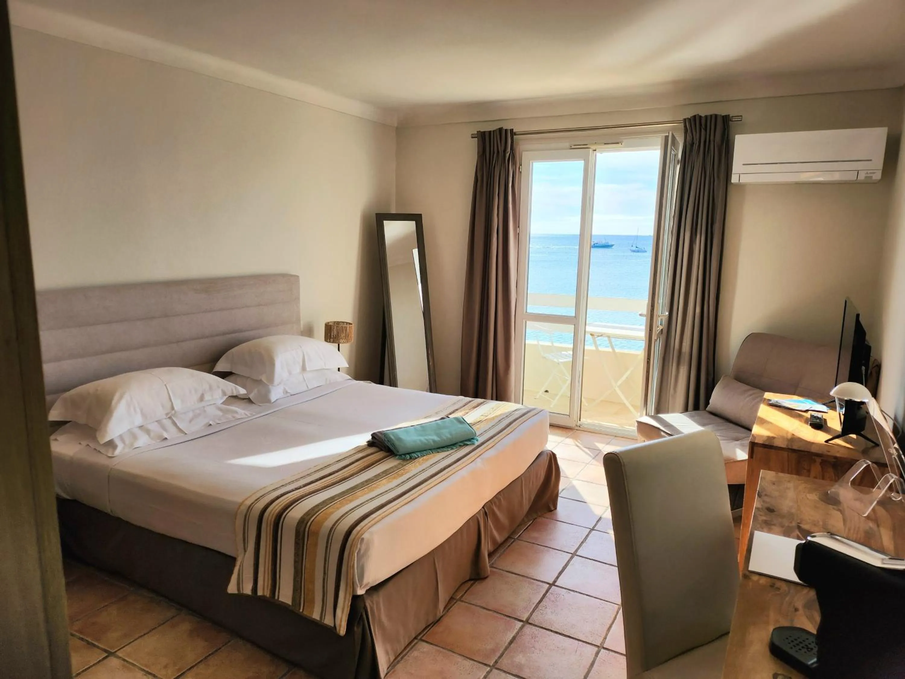 Bed in La Belle Aurore