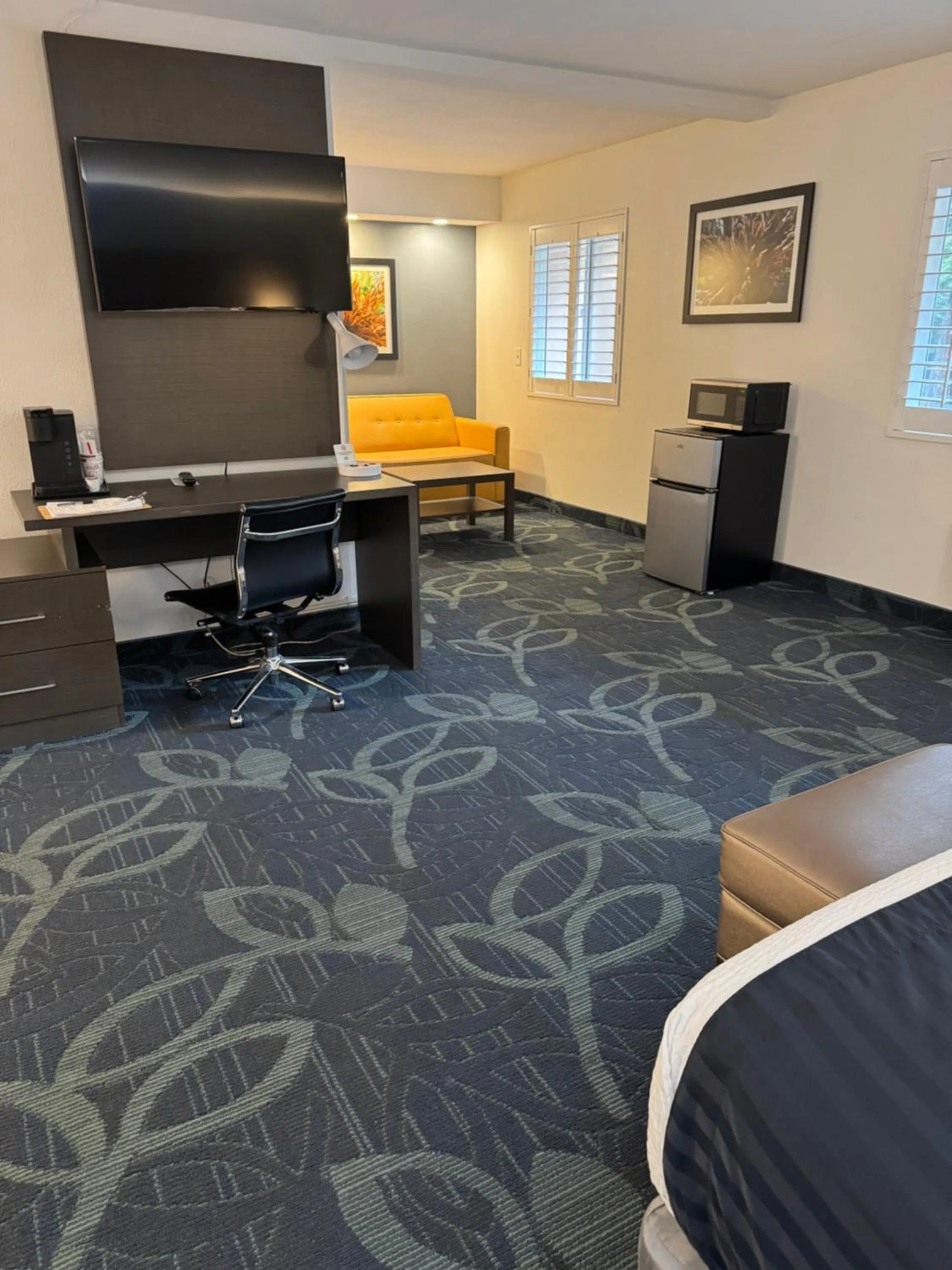 Photo of the whole room, Bed in The Historic Brookdale Lodge, Santa Cruz Mountains