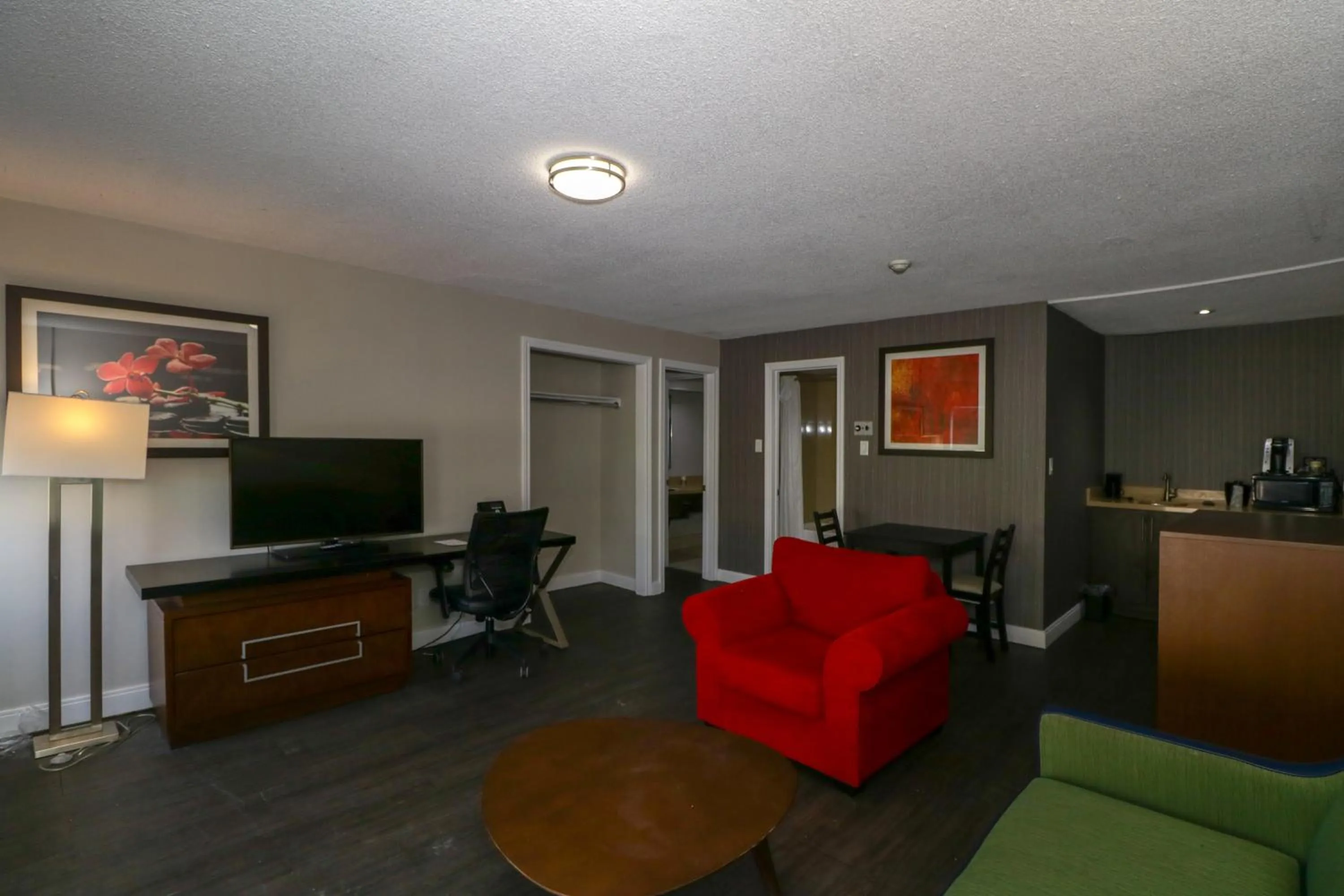 TV and multimedia in Ramada by Wyndham Jackson's Point