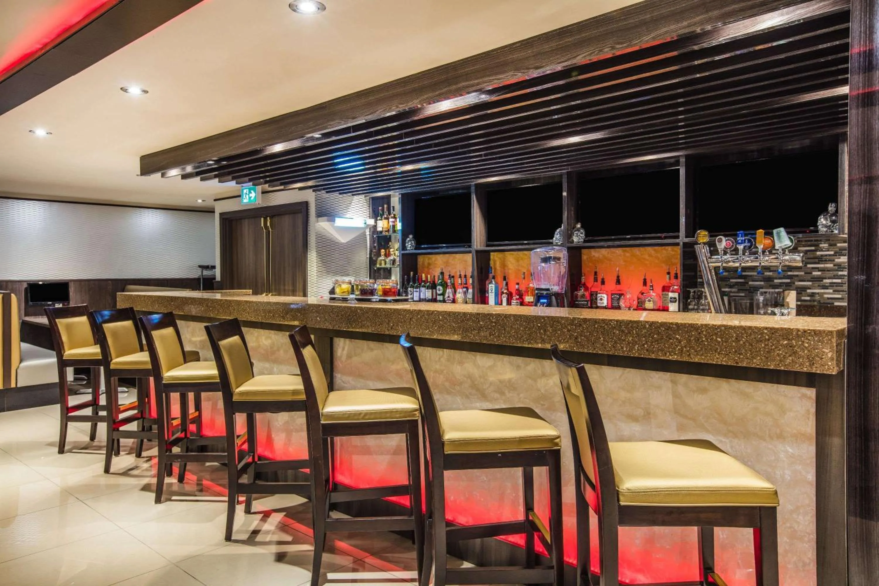 Lounge or bar in Ramada by Wyndham Jackson's Point