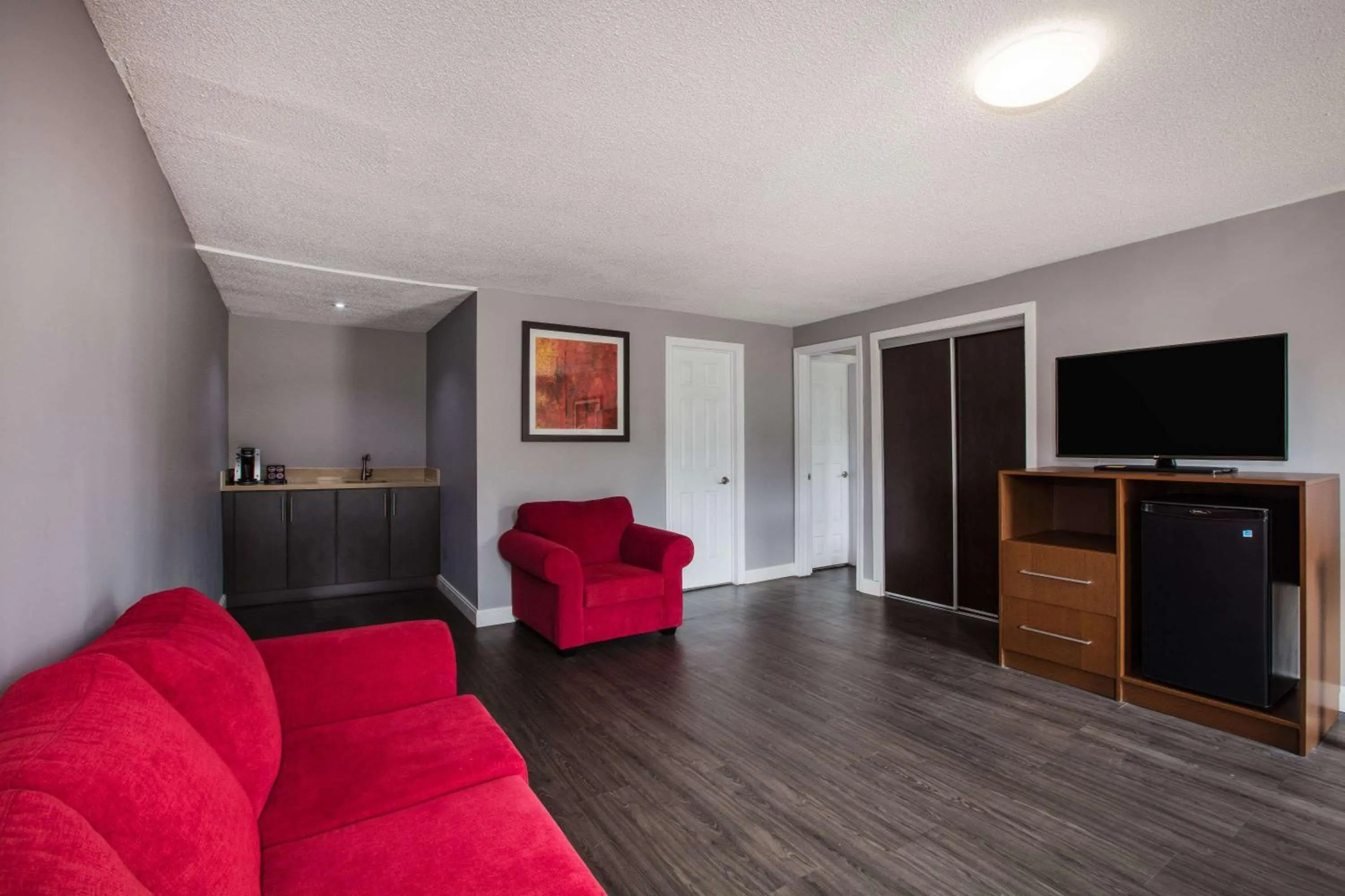 Photo of the whole room in Ramada by Wyndham Jackson's Point