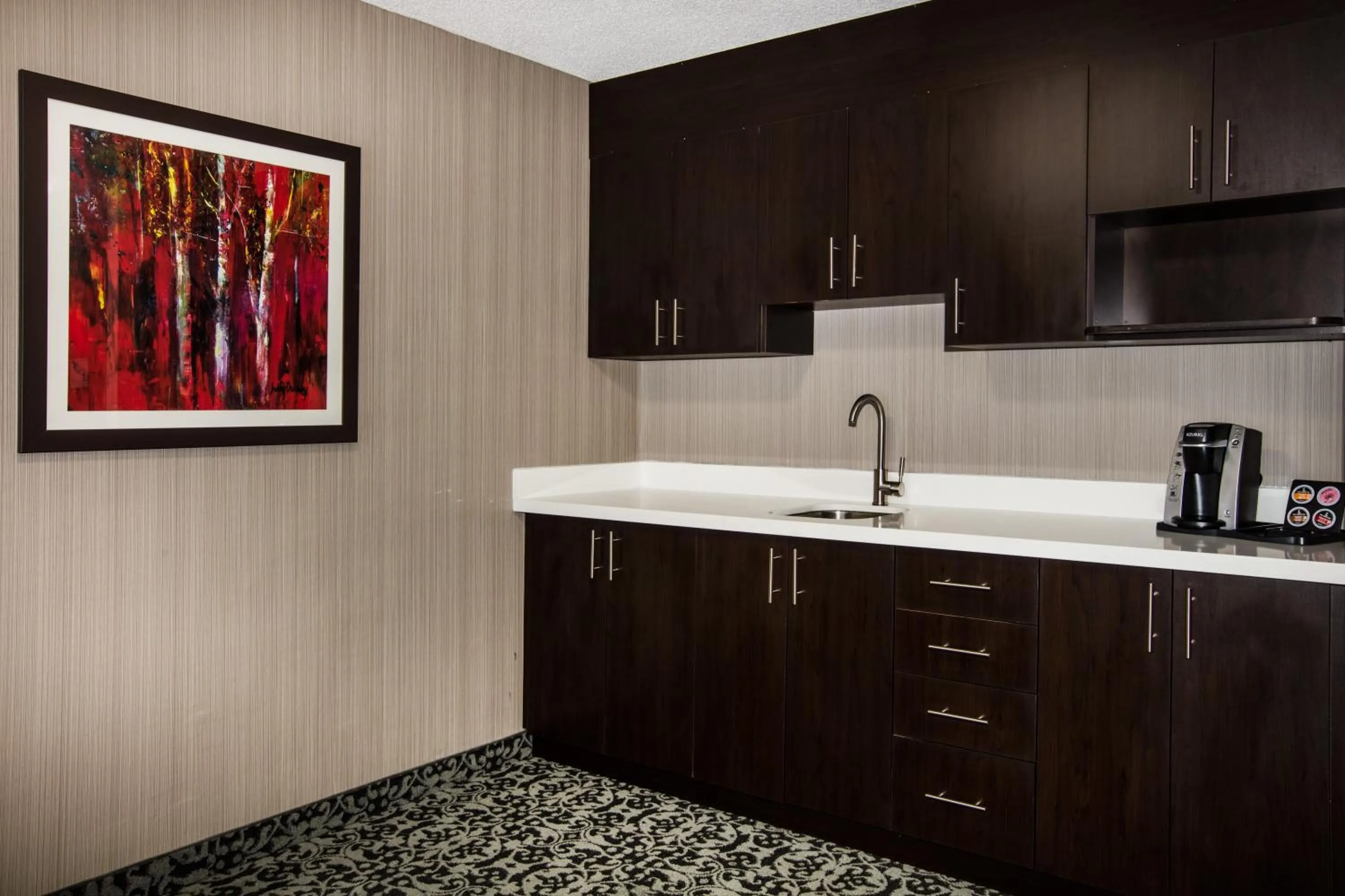 Kitchen or kitchenette in Ramada by Wyndham Jackson's Point