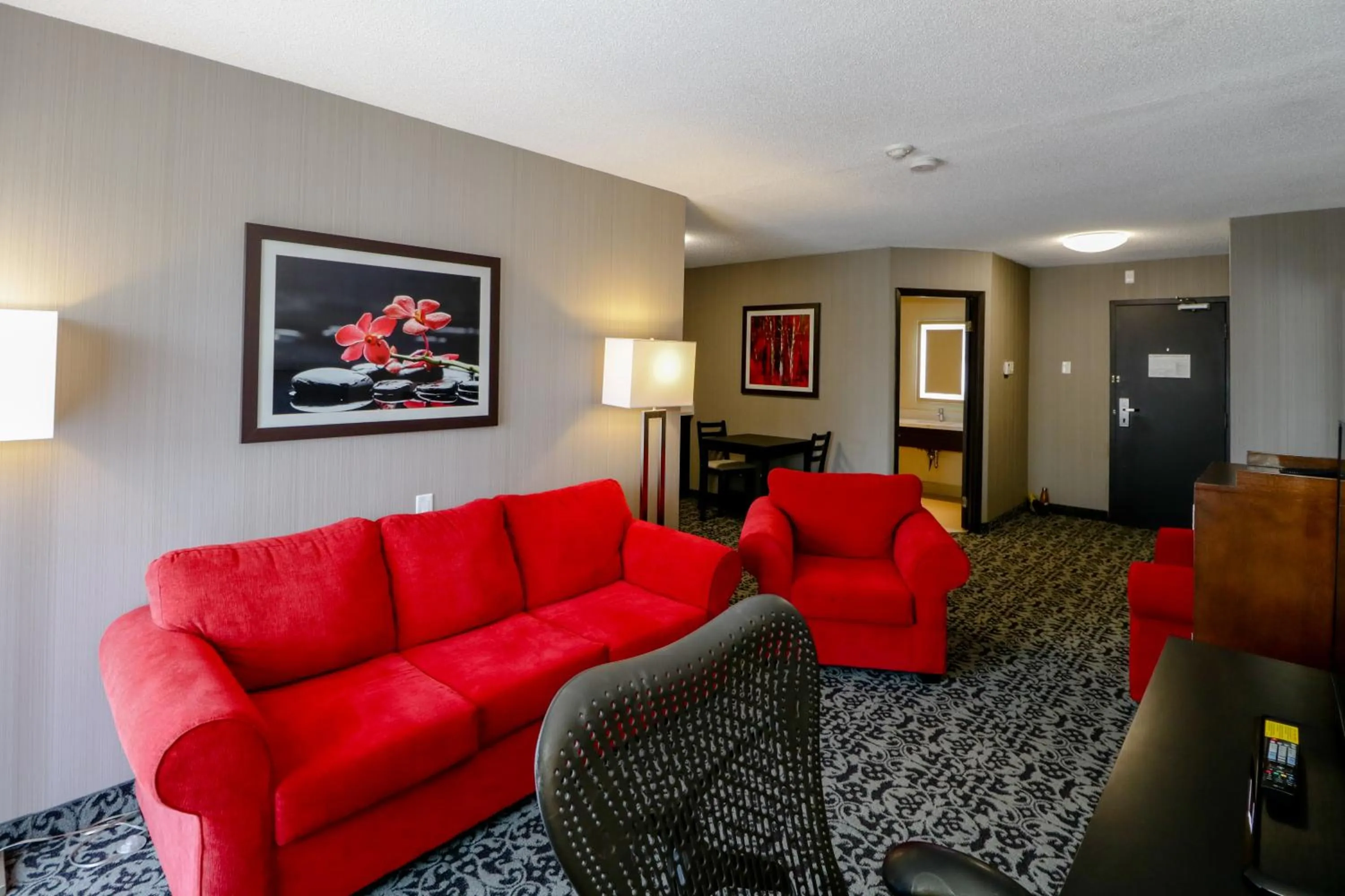 Living room in Ramada by Wyndham Jackson's Point